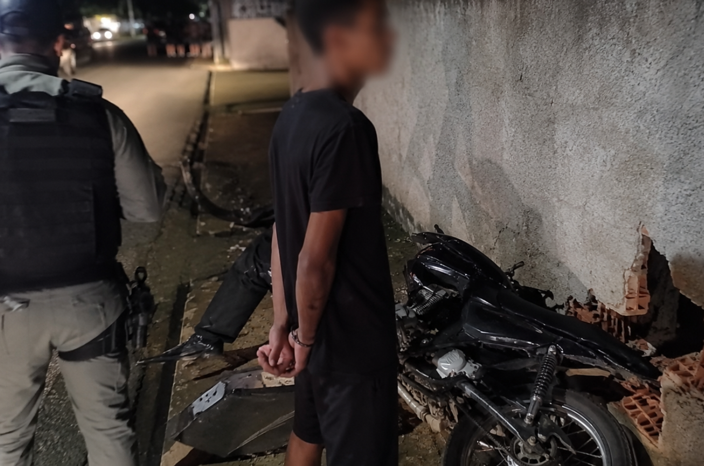 Adolescente sem CNH tenta fugir da PM, perde controle da moto e bate em muro de residência em Penedo