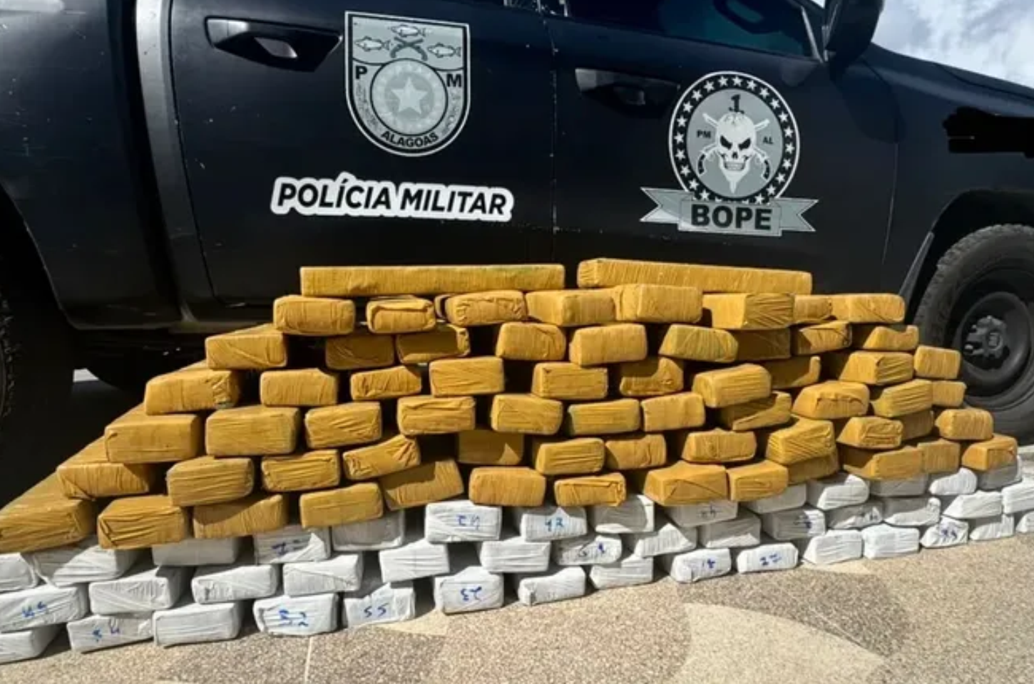 Carreta com quase 98 kg de maconha é apreendida na divisa entre Alagoas e Sergipe; casal é preso