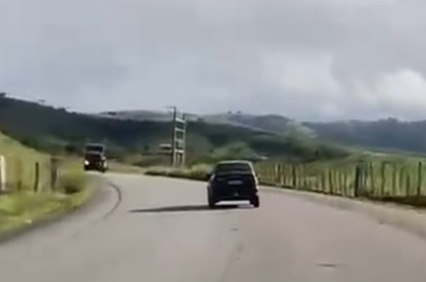 Carro invade contramão e bate de frente com caminhão na AL-450, entre Anadia e Maribondo