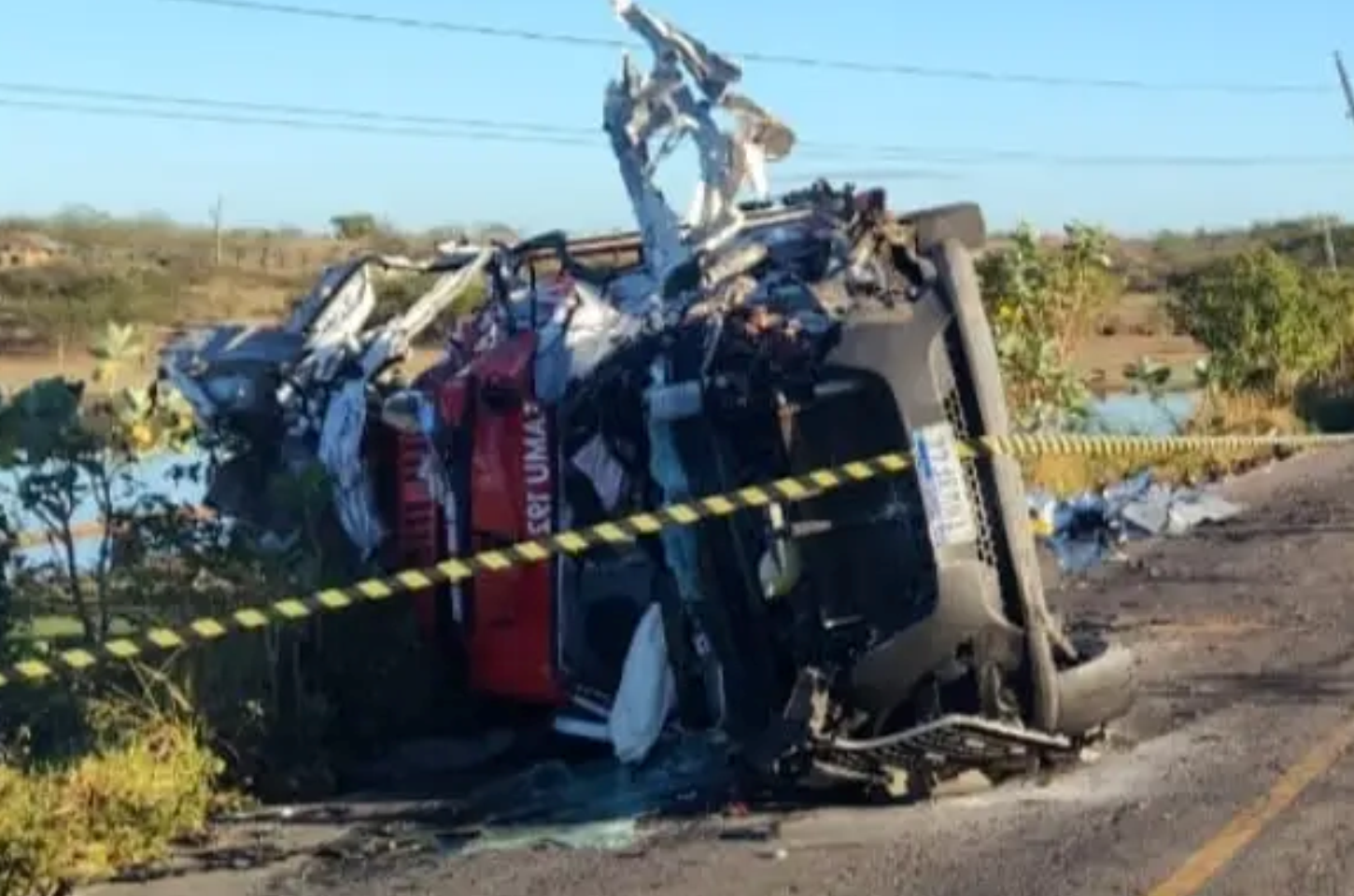 Colisão entre ambulância do SAMU e caminhão deixa dois mortos e seis feridos em Sergipe