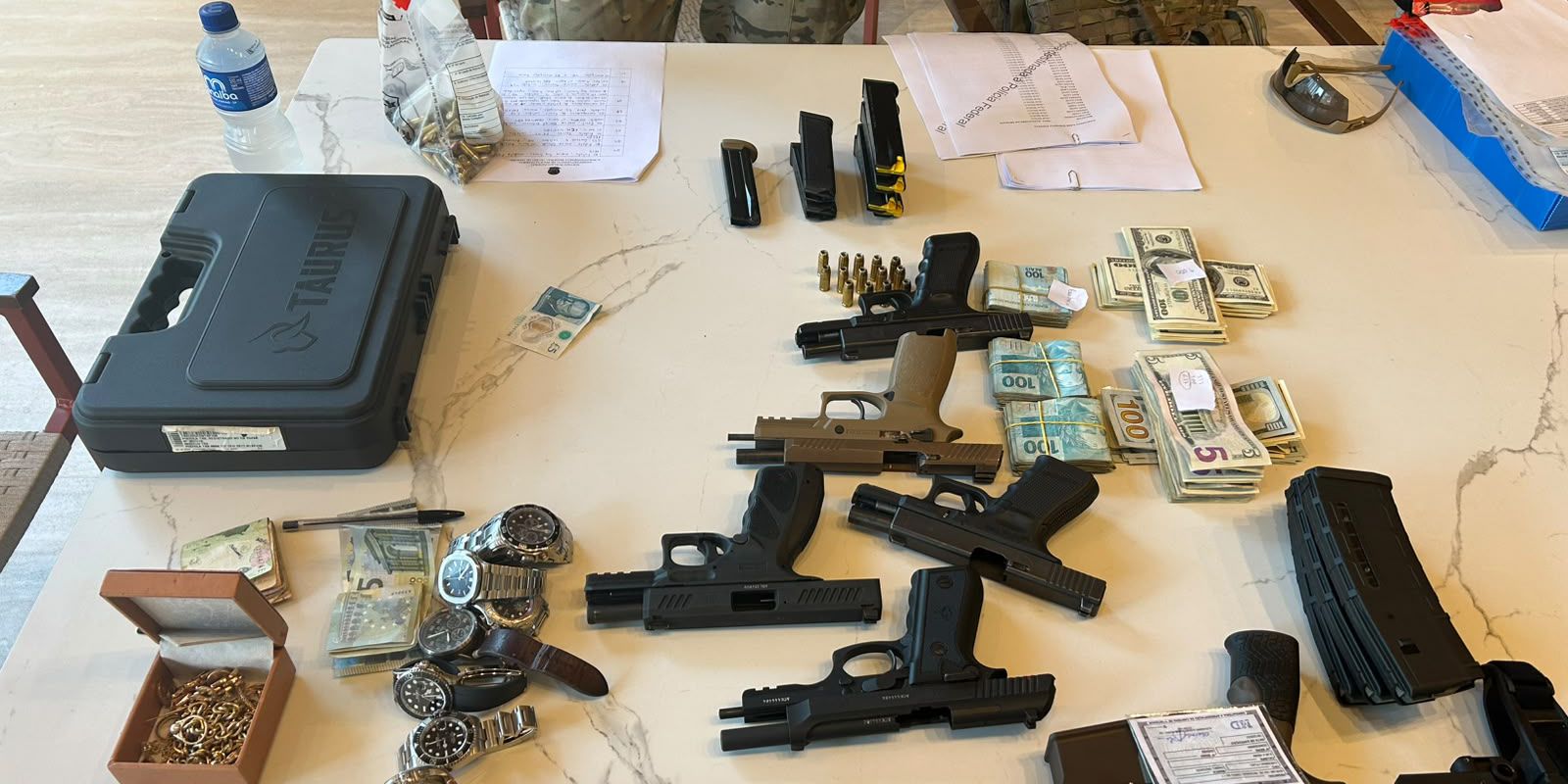 Ex-prefeito e ex-secretário de Polícia Civil são alvos da PF no Rio