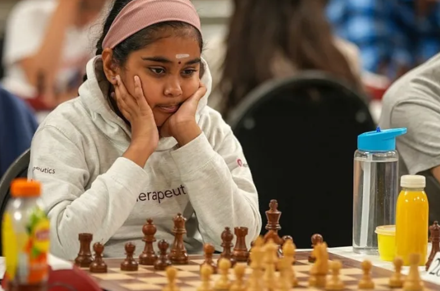 Inglesa de 11 anos bate recorde mundial ao derrotar grande mestre do xadrez