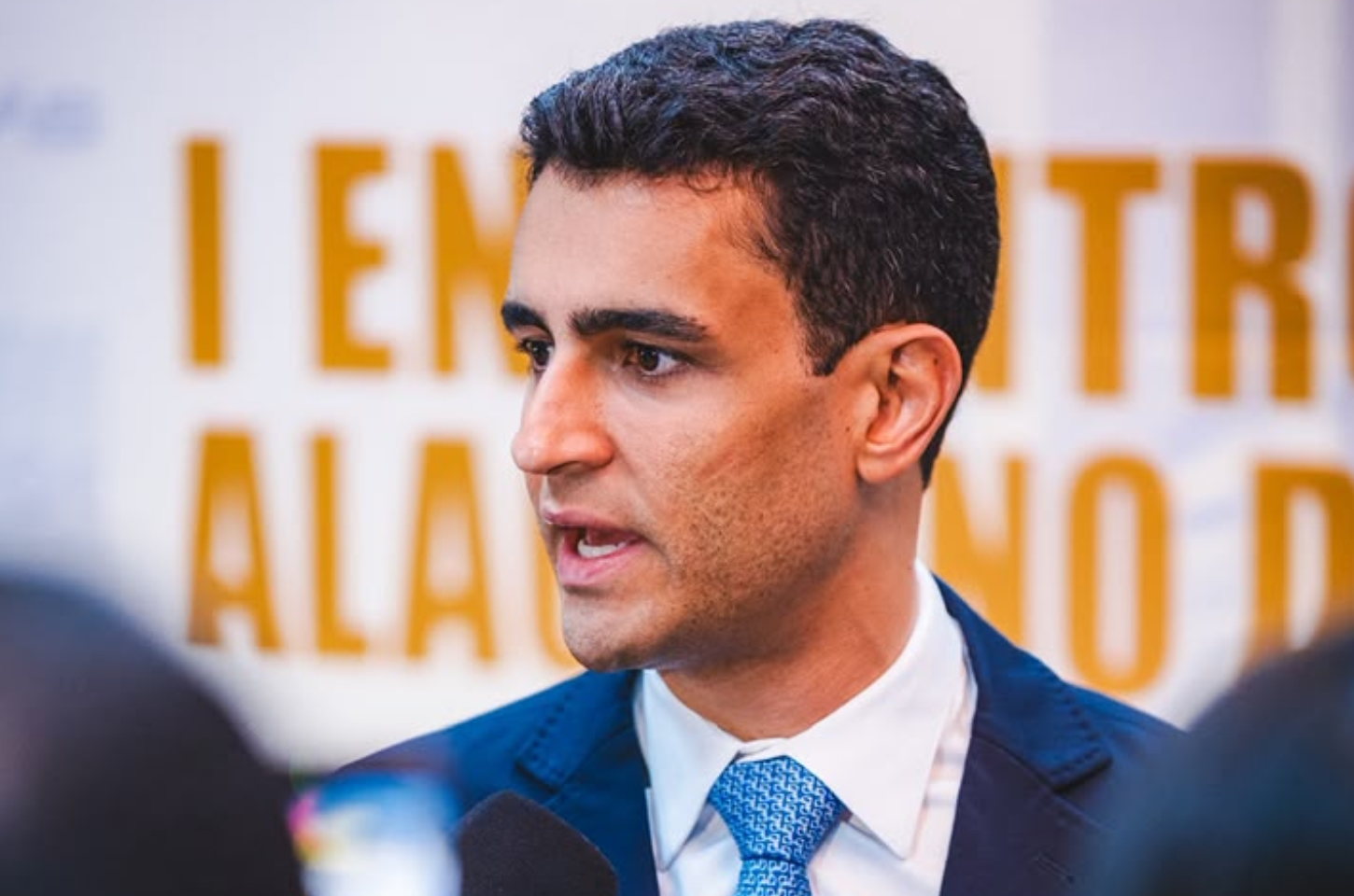 JHC cobra explicações de Paulo Dantas após permanência de filho de secretário investigado pela PF em cargo no Governo de Alagoas