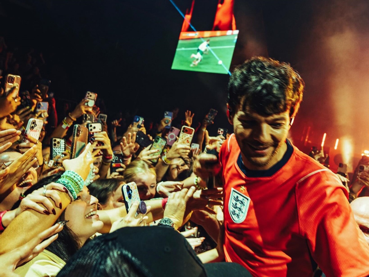 Louis Tomlinson irrita fãs ao assistir a jogo da Copa enquanto faz show