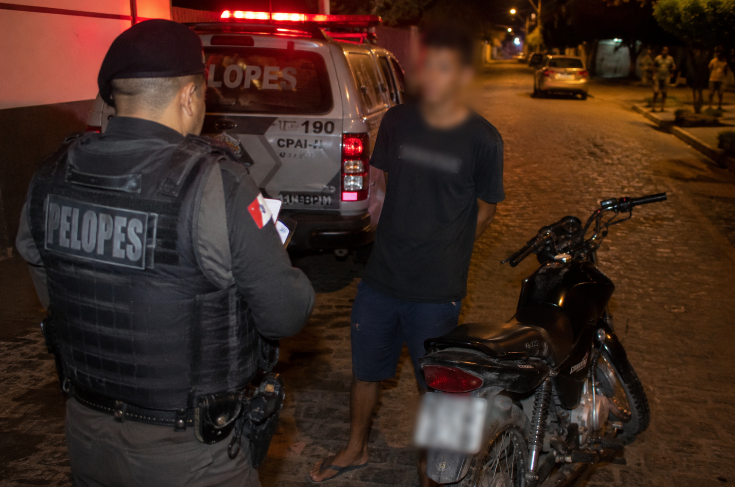 Motociclista sem habilitação é autuado após desobedecer ordem de parada em Penedo