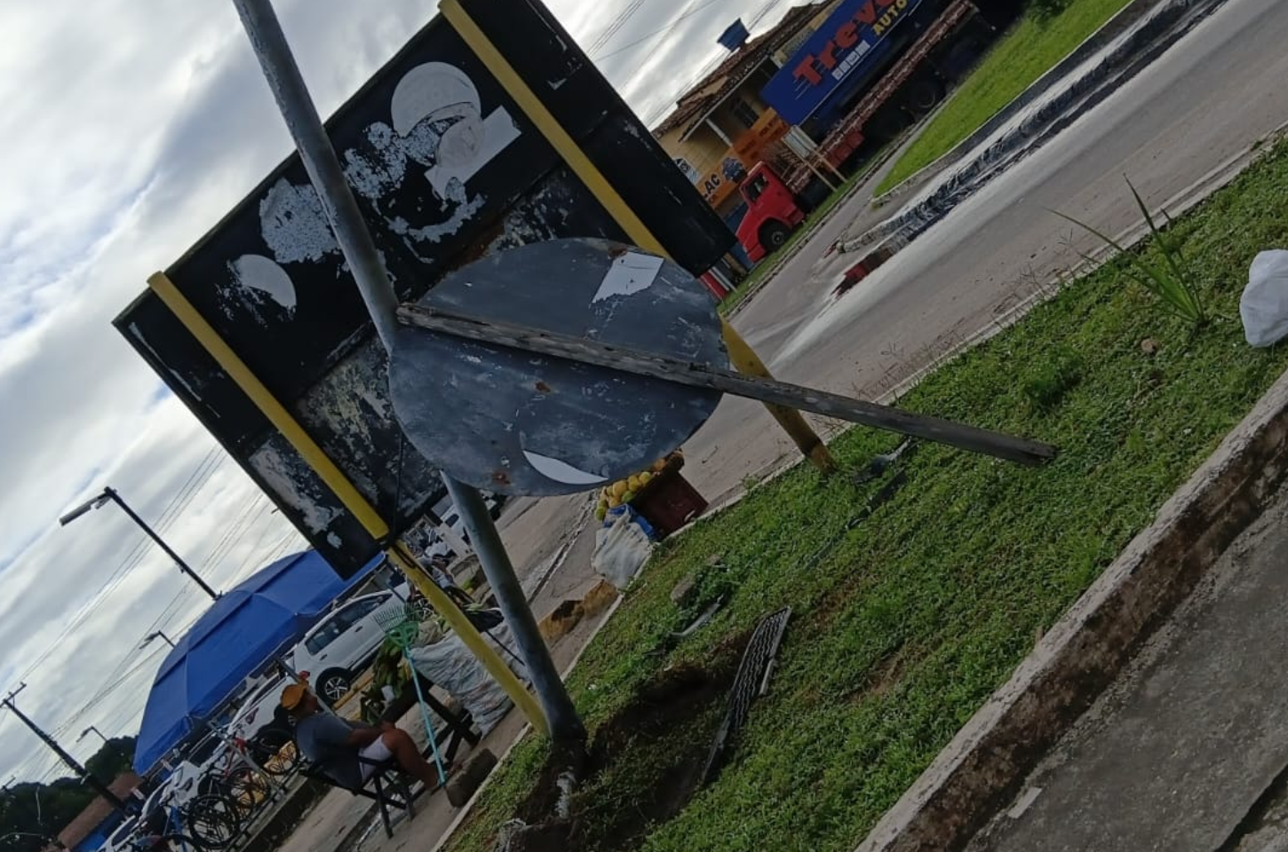 Veículo sobe canteiro e danifica placa durante a madrugada em Penedo