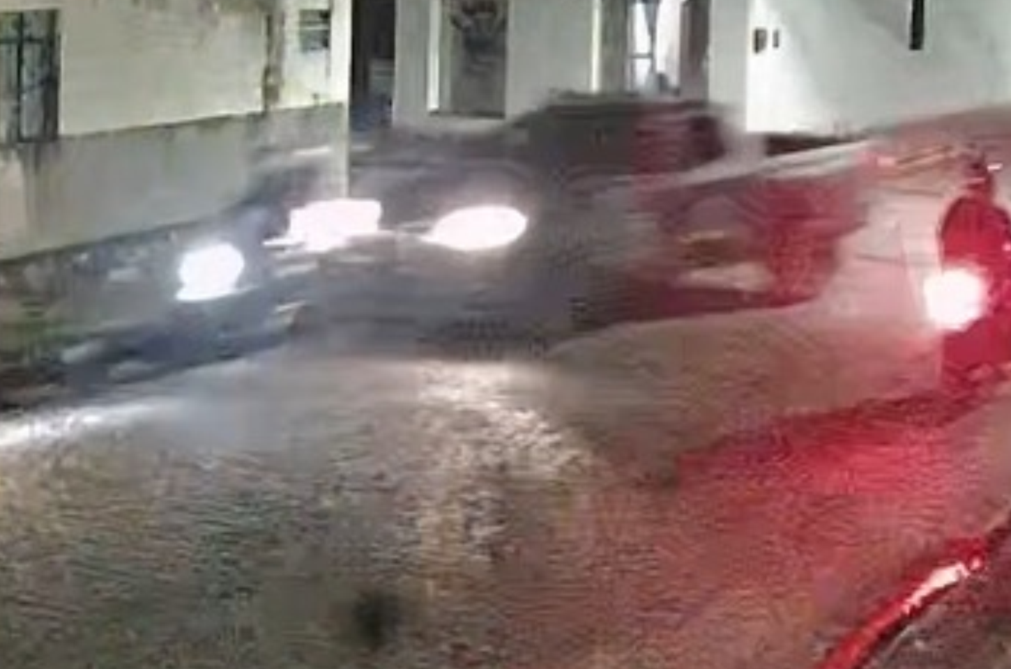 Vídeo mostra perseguição policial que terminou com adolescente sem CNH colidindo contra muro em Penedo