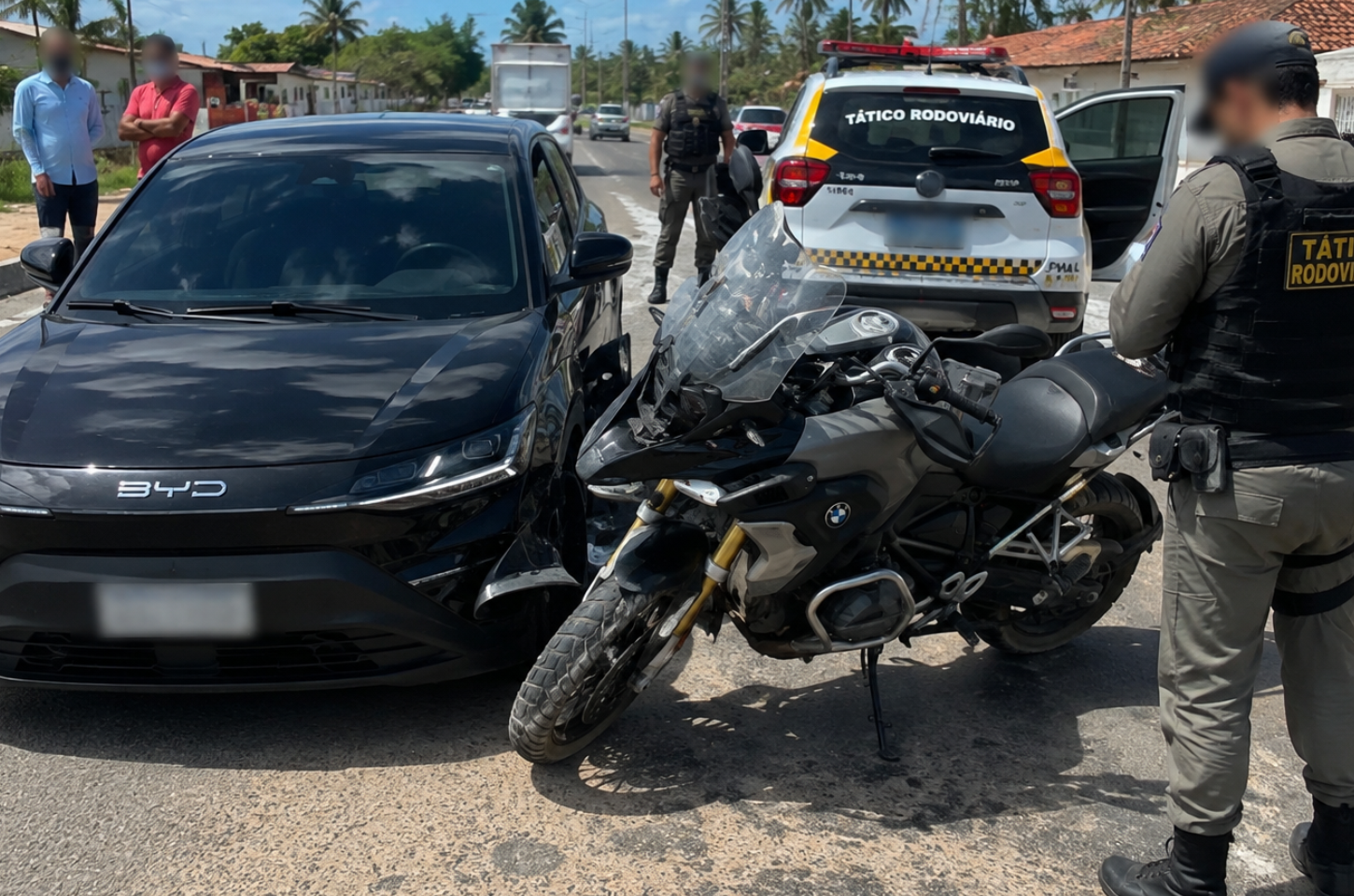 Acidente entre motocicleta BMW e veículo BYD é registrado em Piaçabuçu