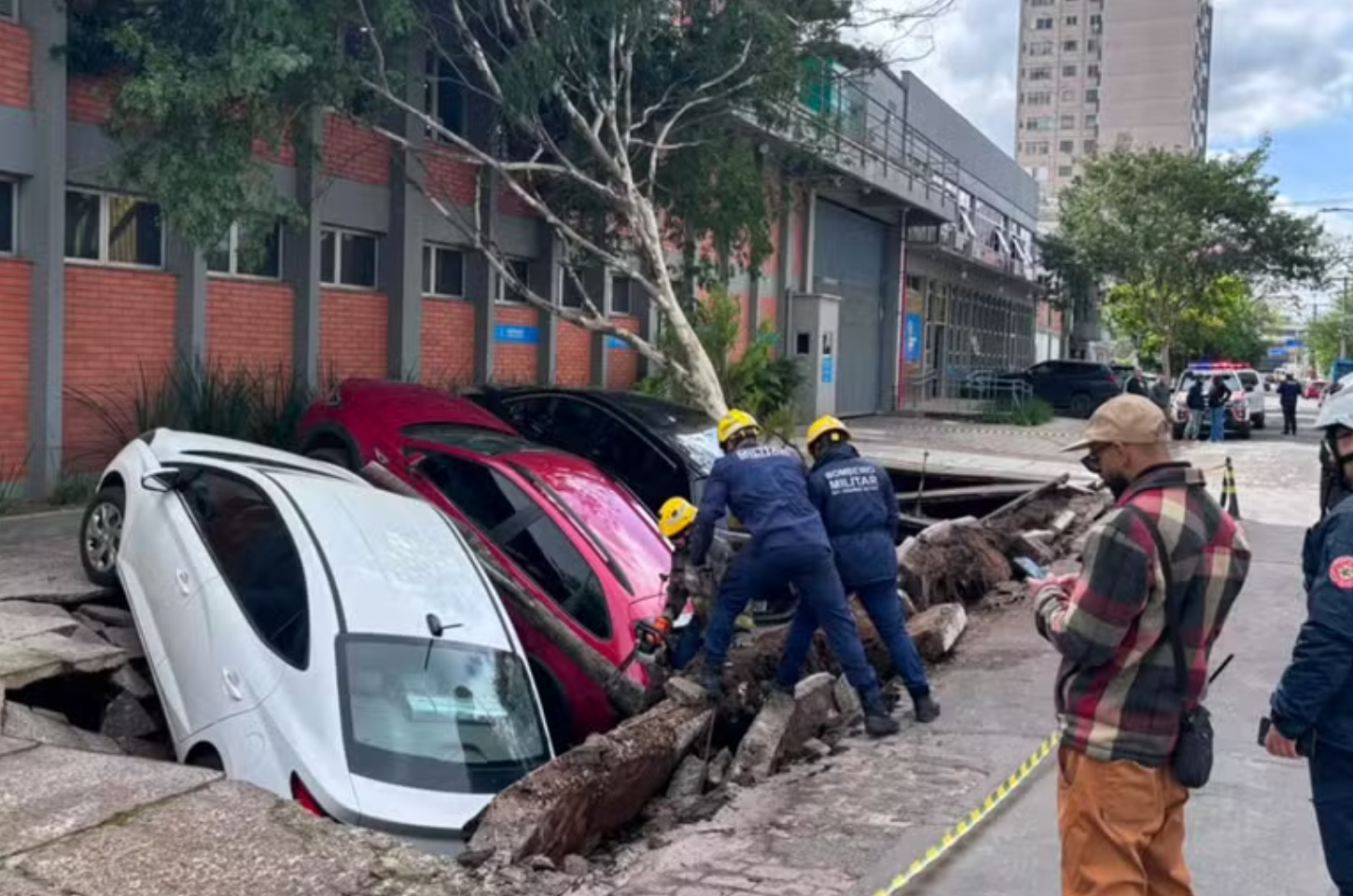 Calçada cede e engole três carros em Porto Alegre