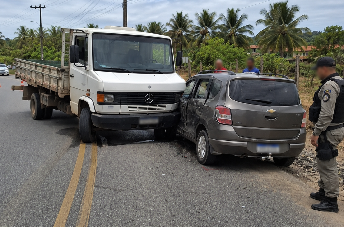 Caminhão e Chevrolet Spin colidem durante manobra na AL-225