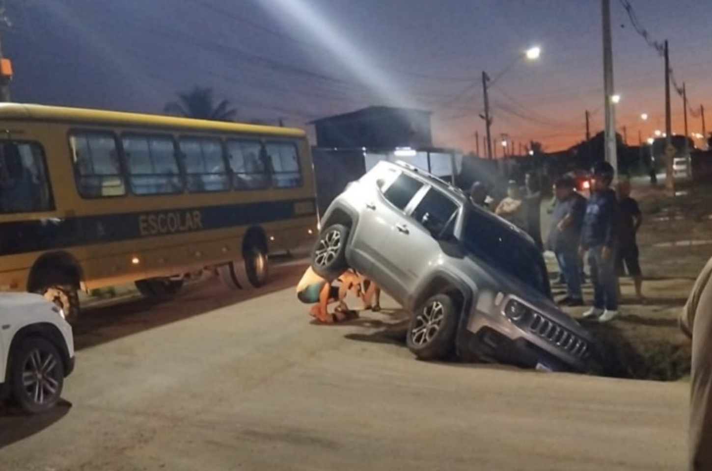 Carro cai em buraco após trecho recapeado ceder em Rio Largo