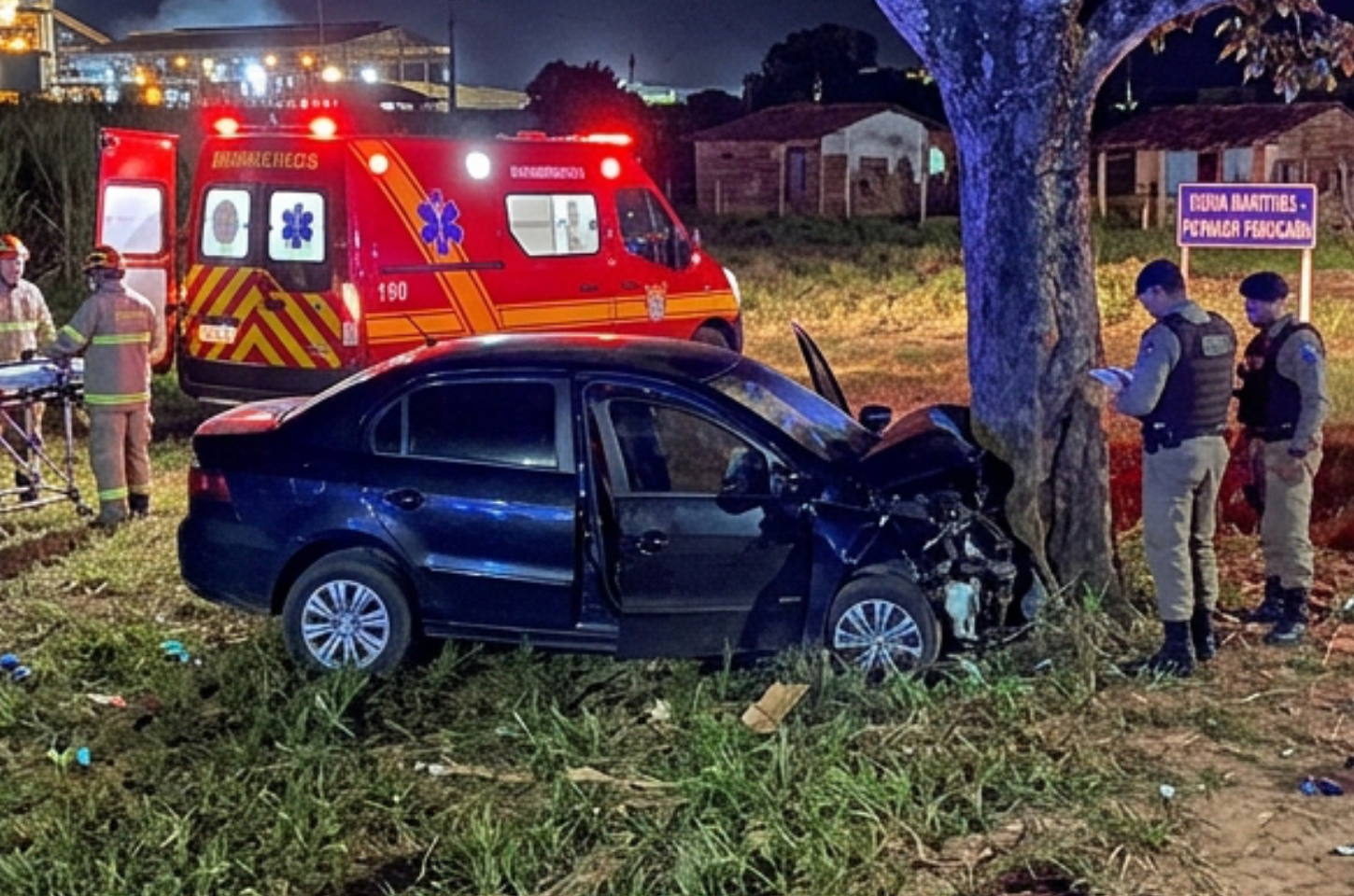 Carro colide com árvore e condutor é socorrido pelo Corpo de Bombeiros na zona rural de Igreja Nova