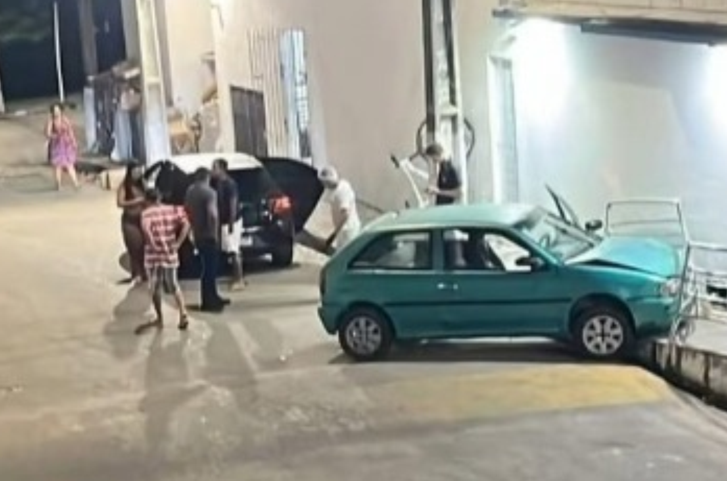 Carro invade calçada do Supermercado Vital no Rosete Andrade