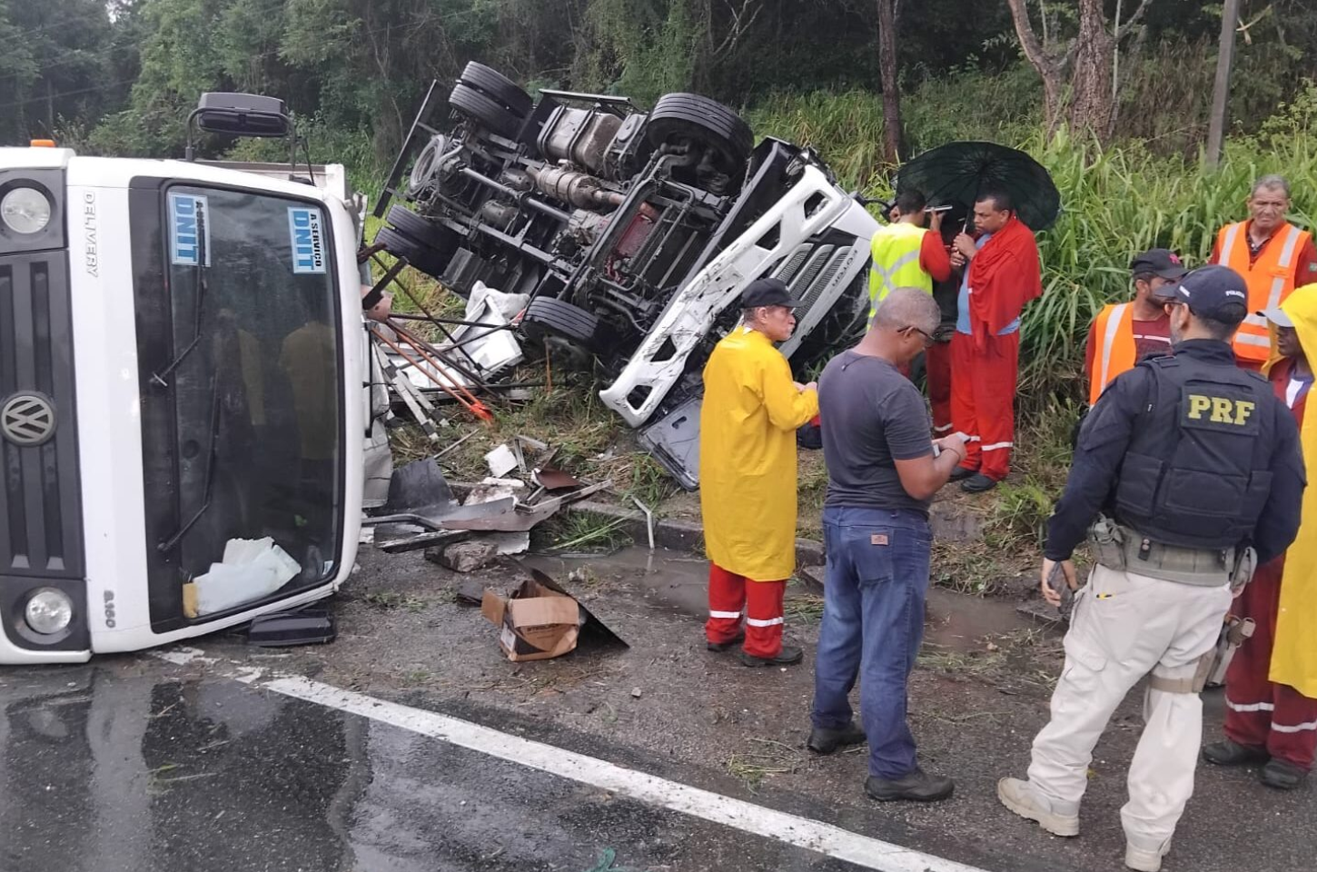Dois caminhões saem da pista na BR-101 e um motorista fica ferido