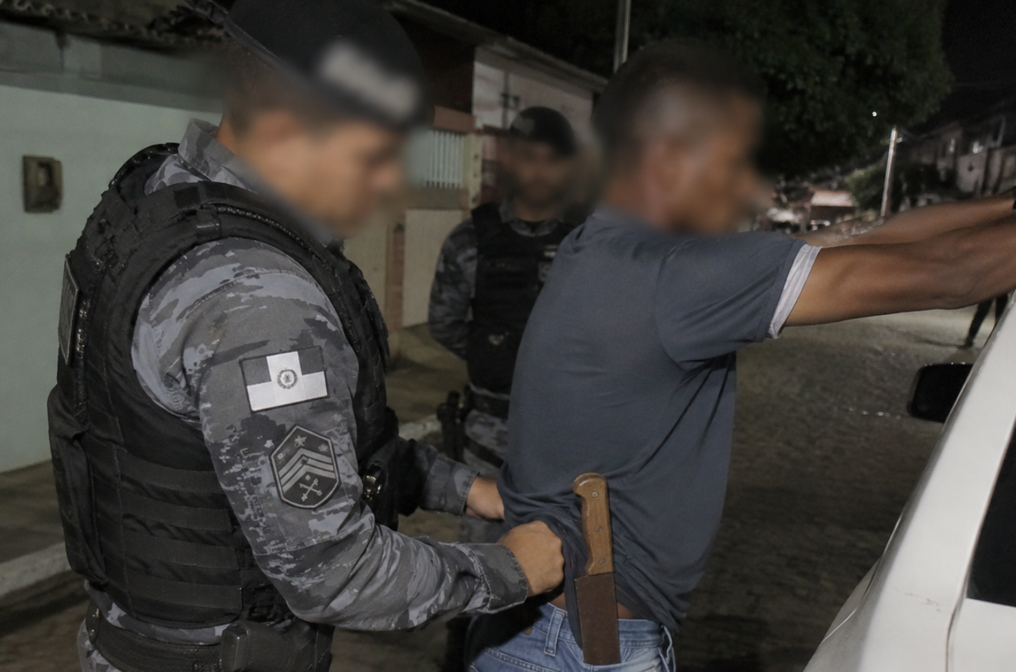 Homem é abordado com facão na cintura durante patrulhamento no bairro Dom Constantino, em Penedo