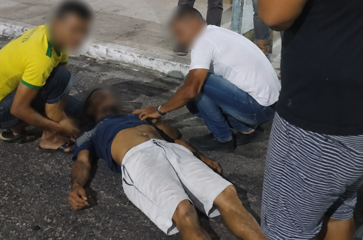 Homem é encontrado desacordado na rua e populares precisam levá-lo até a UPA em Penedo