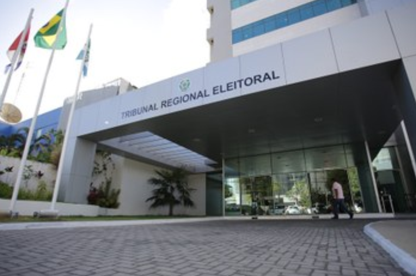 Justiça Eleitoral suspende circulação de minitrio usado sozinho em propaganda eleitoral