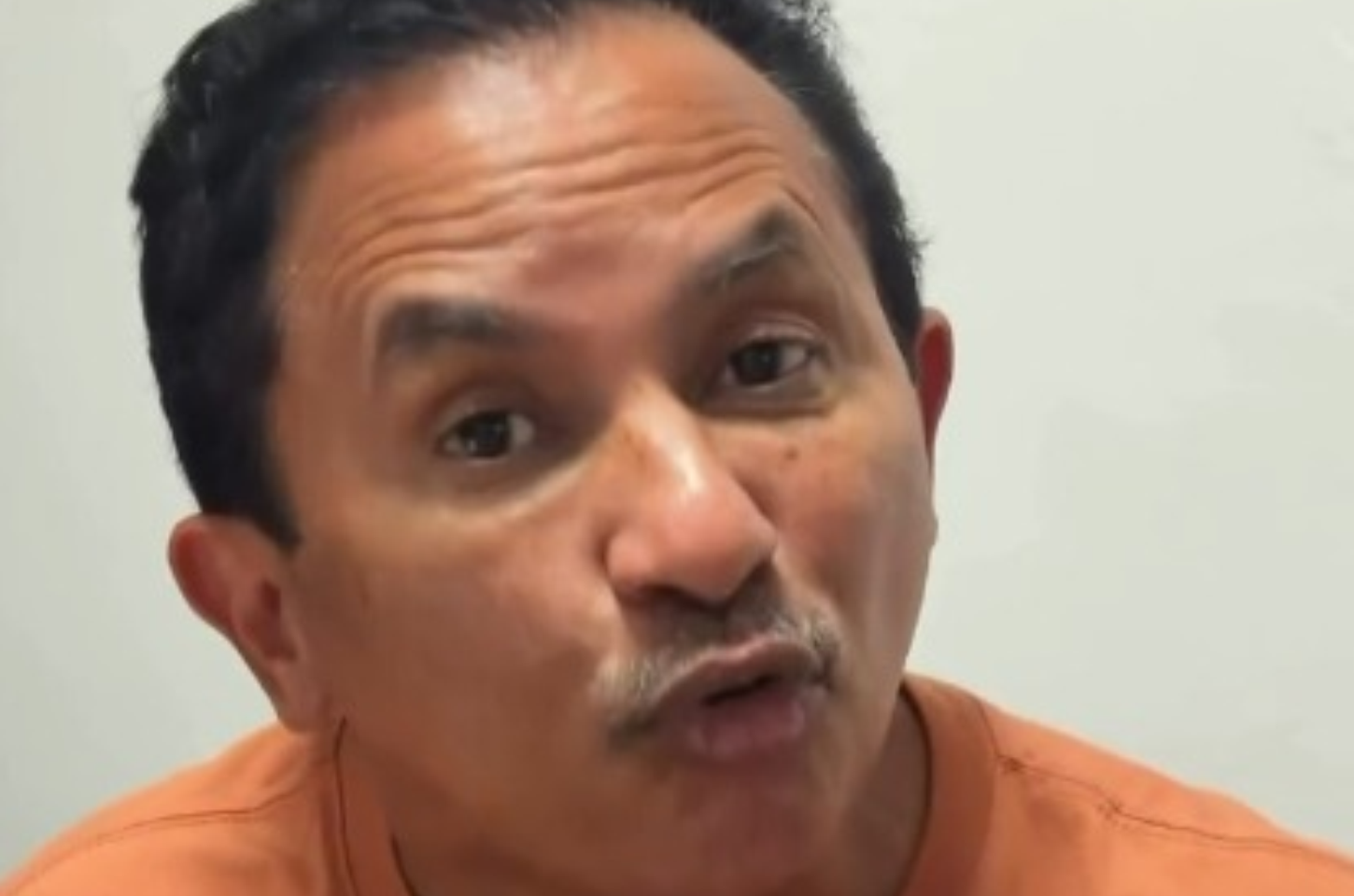 Manoel Gomes anuncia propostas para salário mínimo de R$ 2,5 mil, fim da escala 6x1 e “Bolsa Caneta Azul”