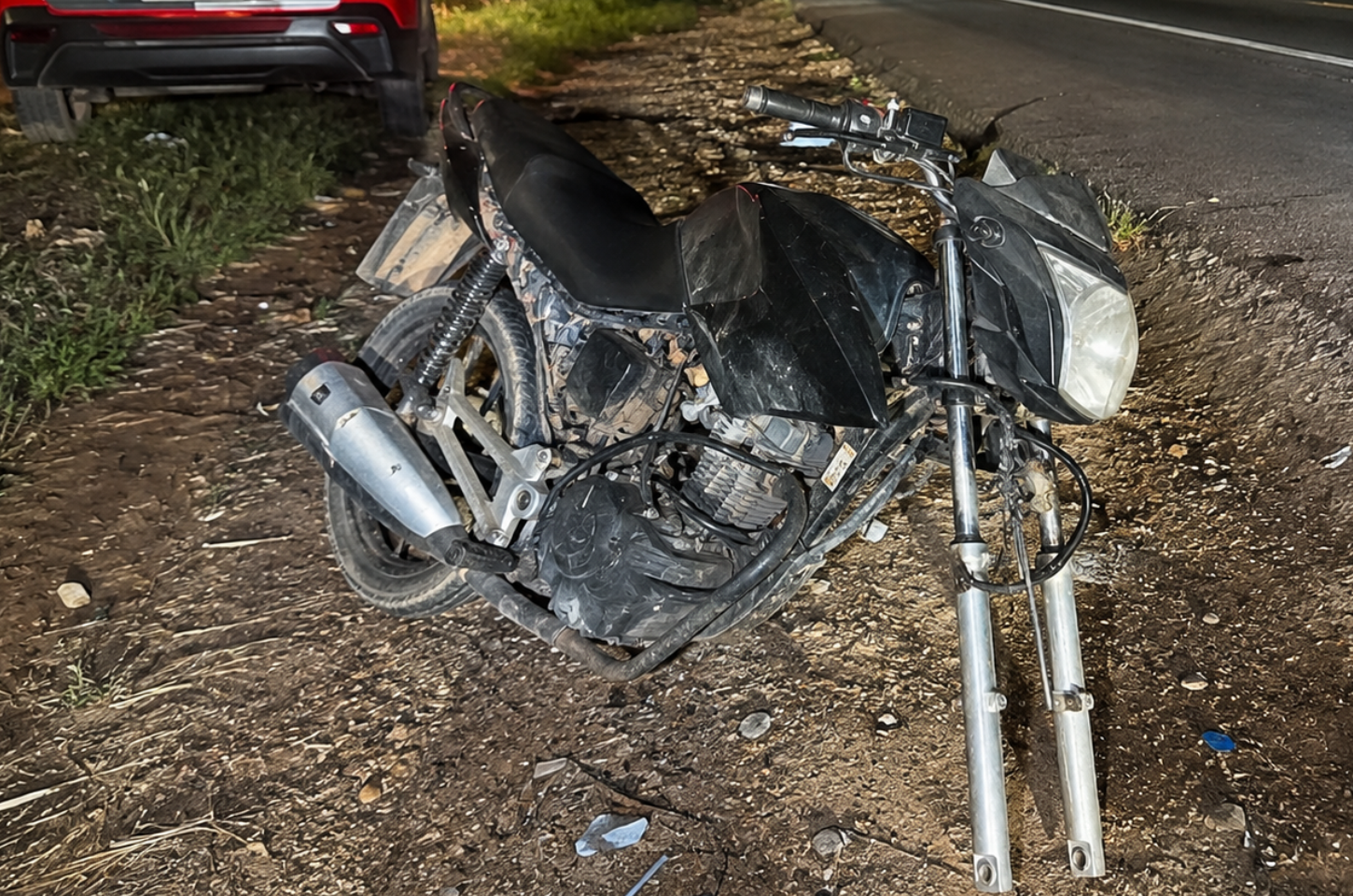 Motocicleta é encontrada abandonada e parcialmente desmontada às margens da BR-349, em Penedo