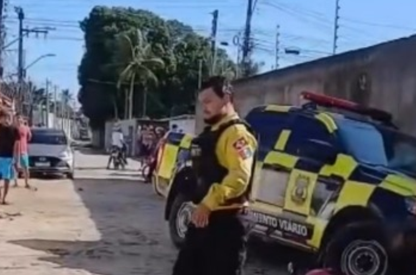 Motociclista cai durante fuga de viatura da SMTT em Rio Largo; homem com bebê escapa por pouco