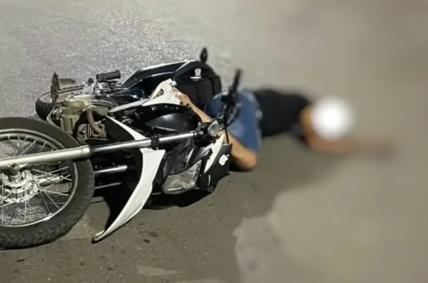 Motociclista é morto a tiros e cai em via pública em Alagoas