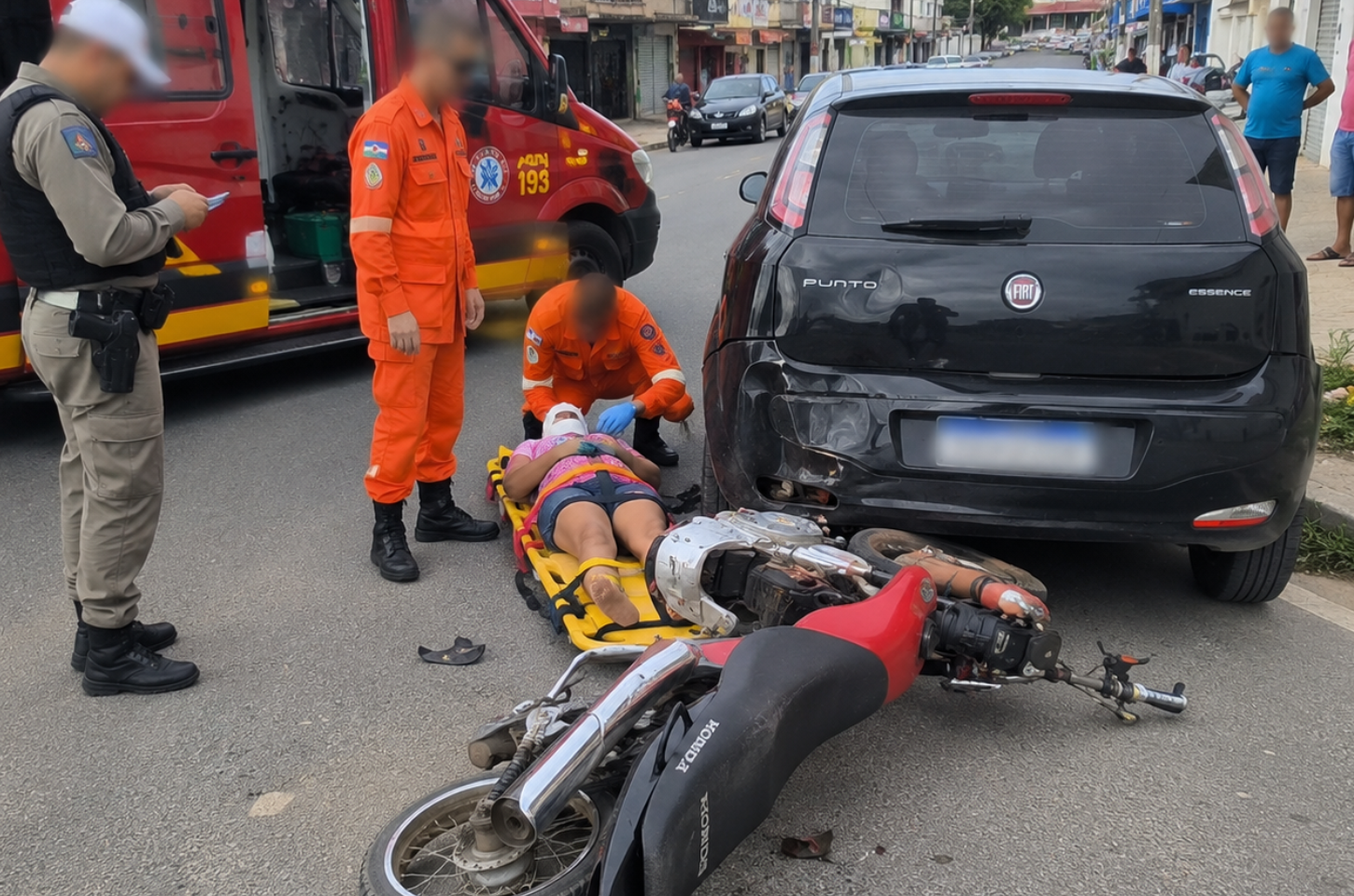 Motociclista fica ferida após colidir contra carro estacionado em Penedo
