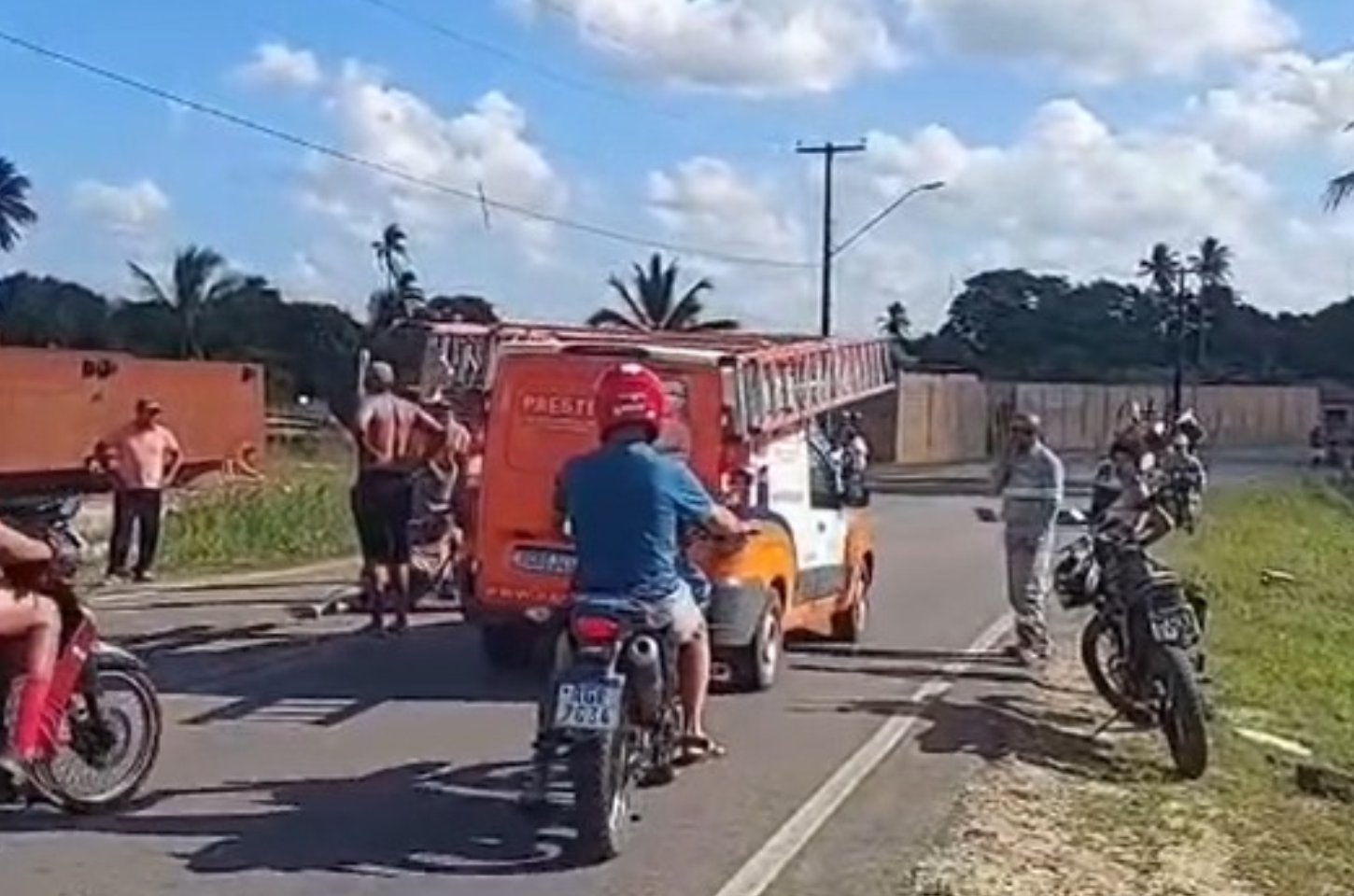 Motociclista fica ferido após colidir com pá-carregadeira na Colina do Oiteiro