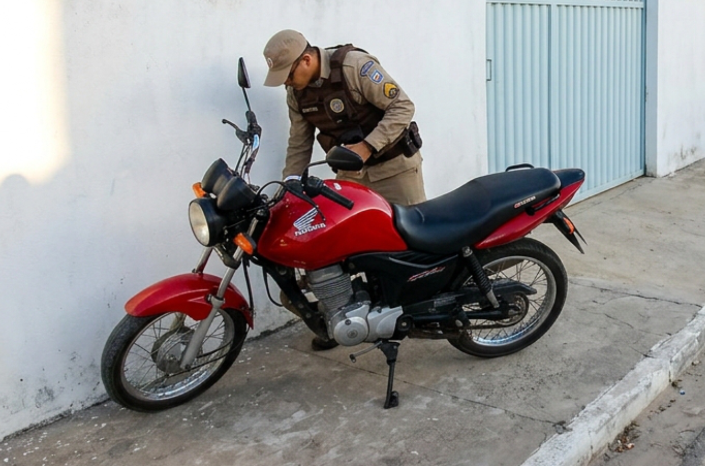 Motociclista foge de abordagem policial e abandona veículo em residência em Penedo
