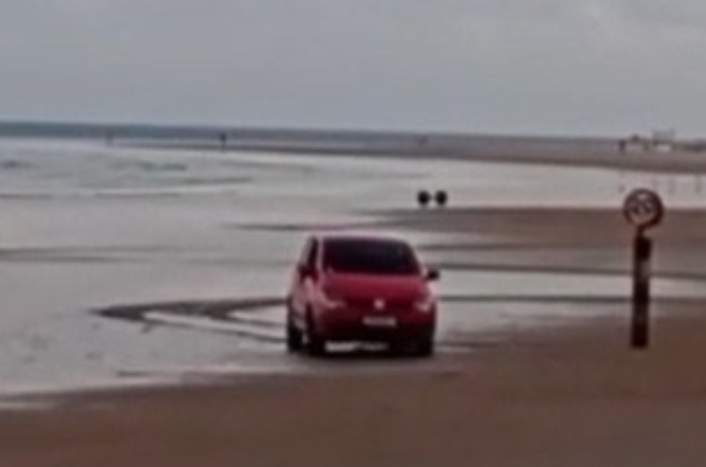 Motorista é flagrado dando “cavalo de pau” na faixa de areia do Pontal do Peba