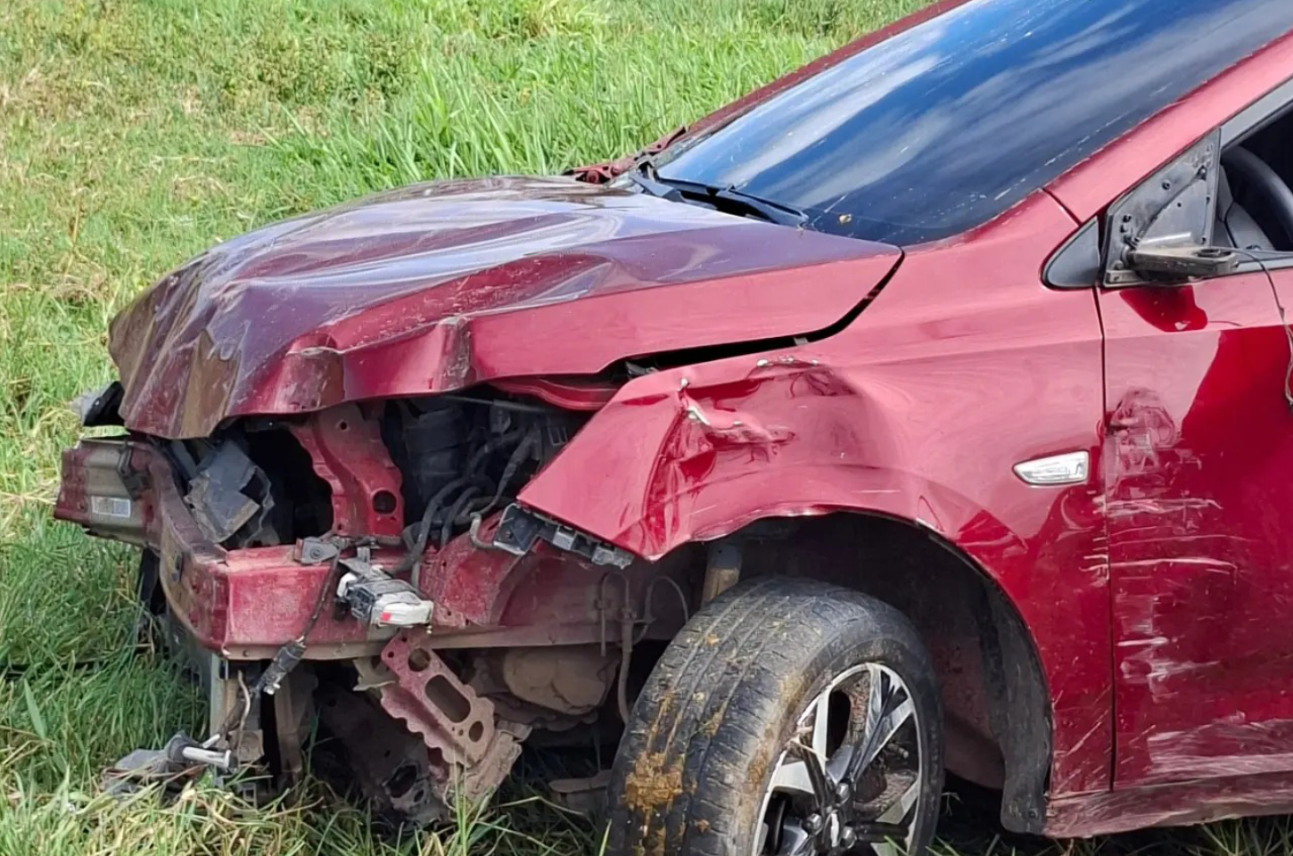 Motorista perde controle do carro e veículo para dentro de terreno em Coruripe