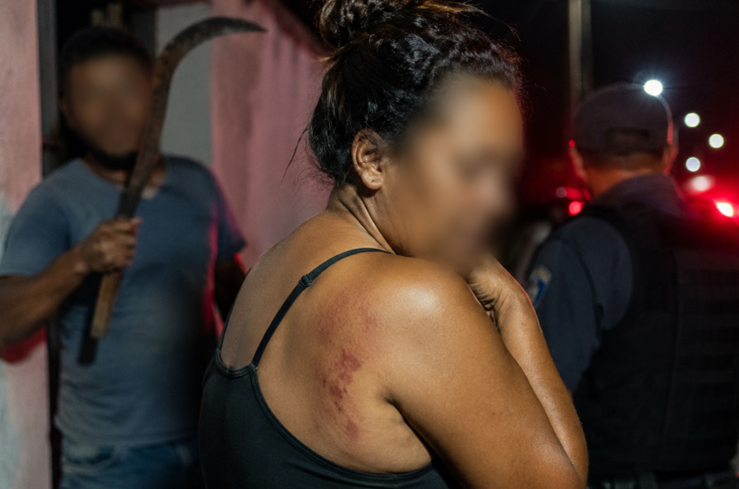 Mulher é ameaçada com foice e agredida nas costas pelo companheiro em Penedo