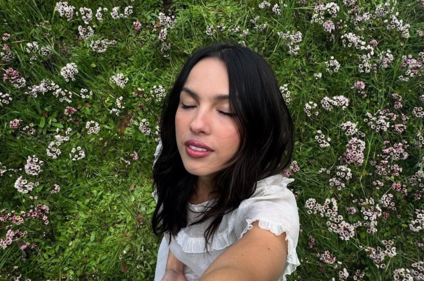 Olivia Rodrigo lança “Serena Joy” e reforça mensagem feminista antes de festival