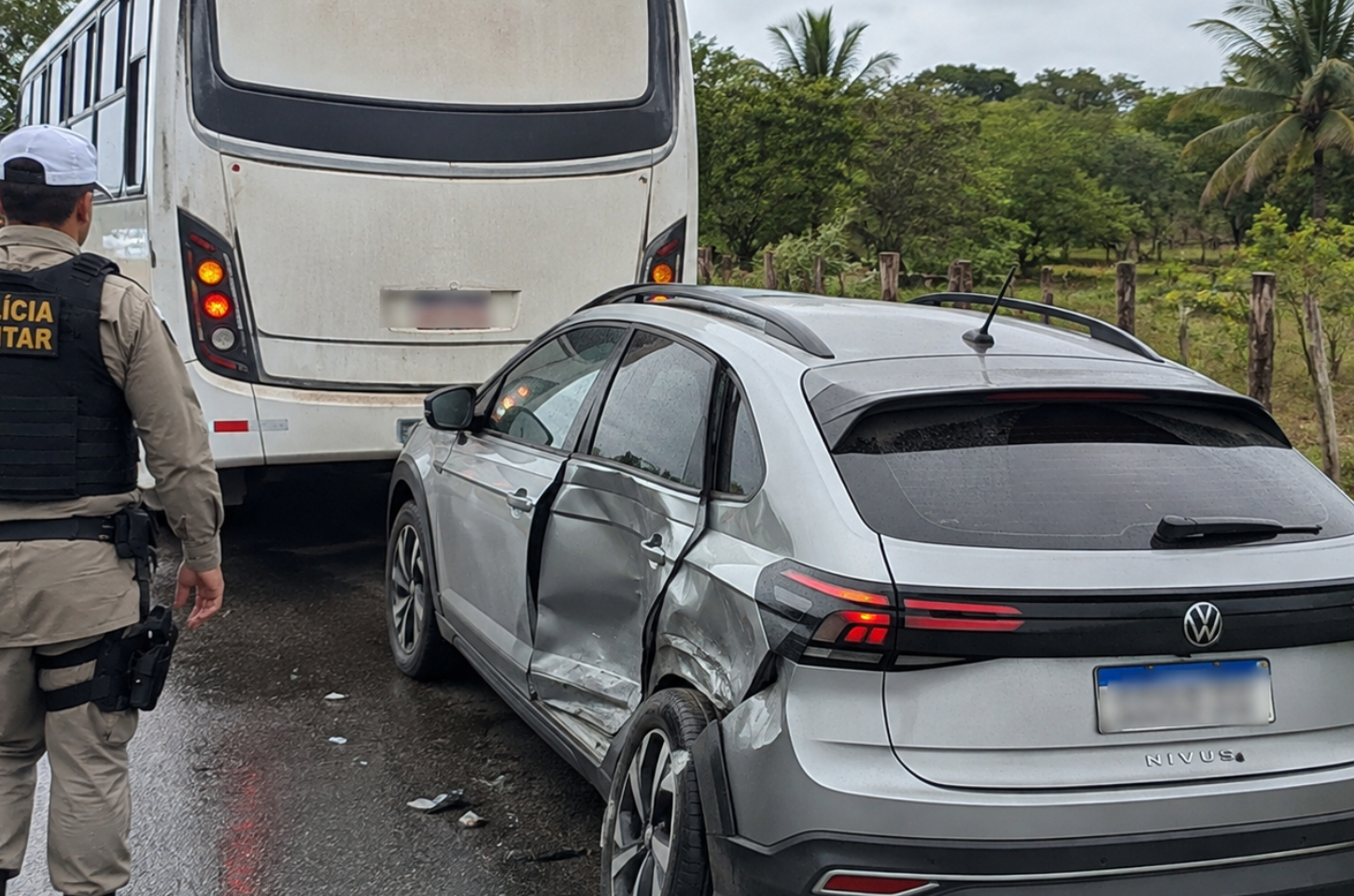 Ônibus dá ré e atinge carro parado em zona rural de Piaçabuçu