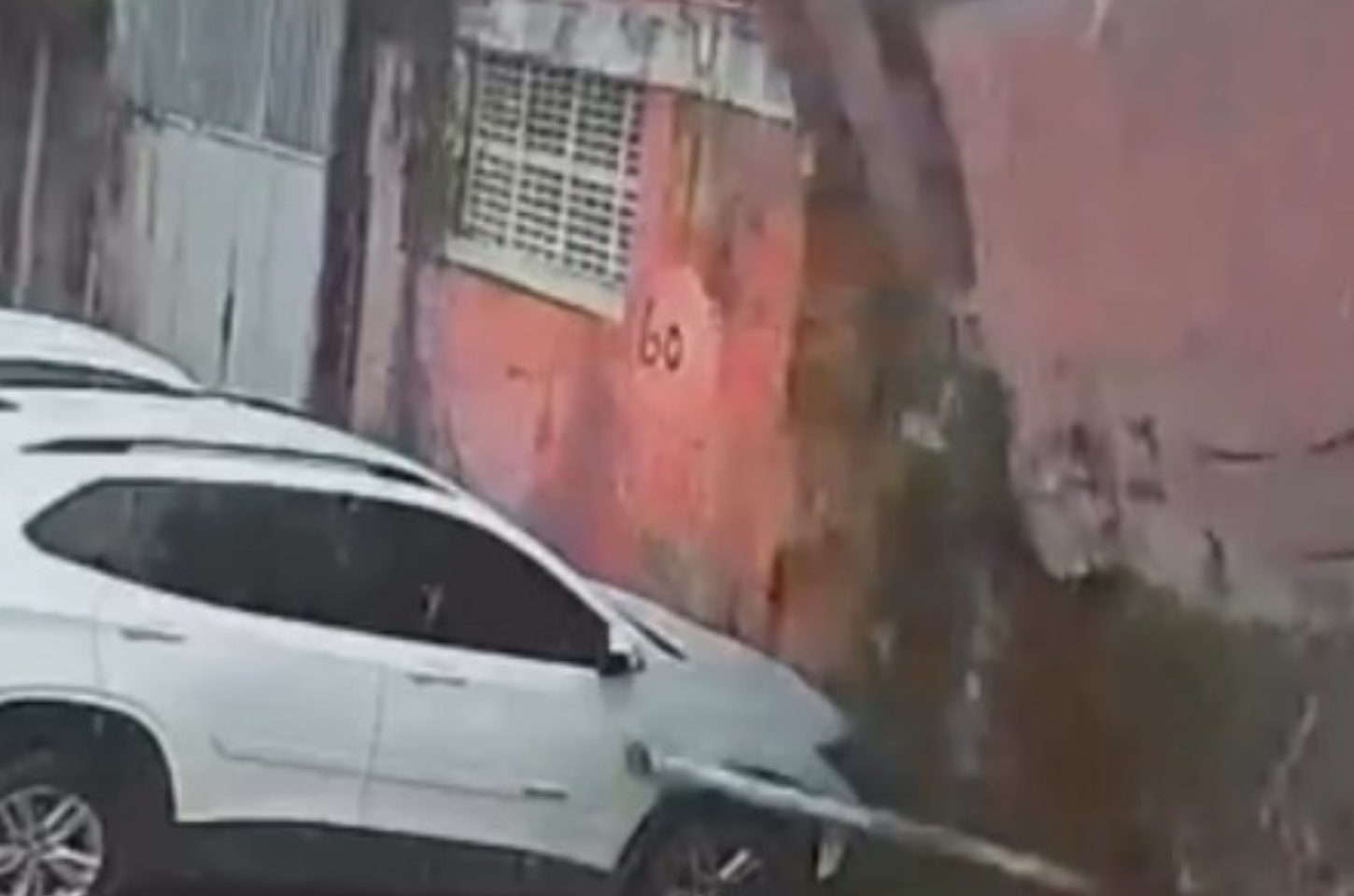 Parte de antigo prédio da Secretaria de Obras desaba durante chuva em Rio Largo