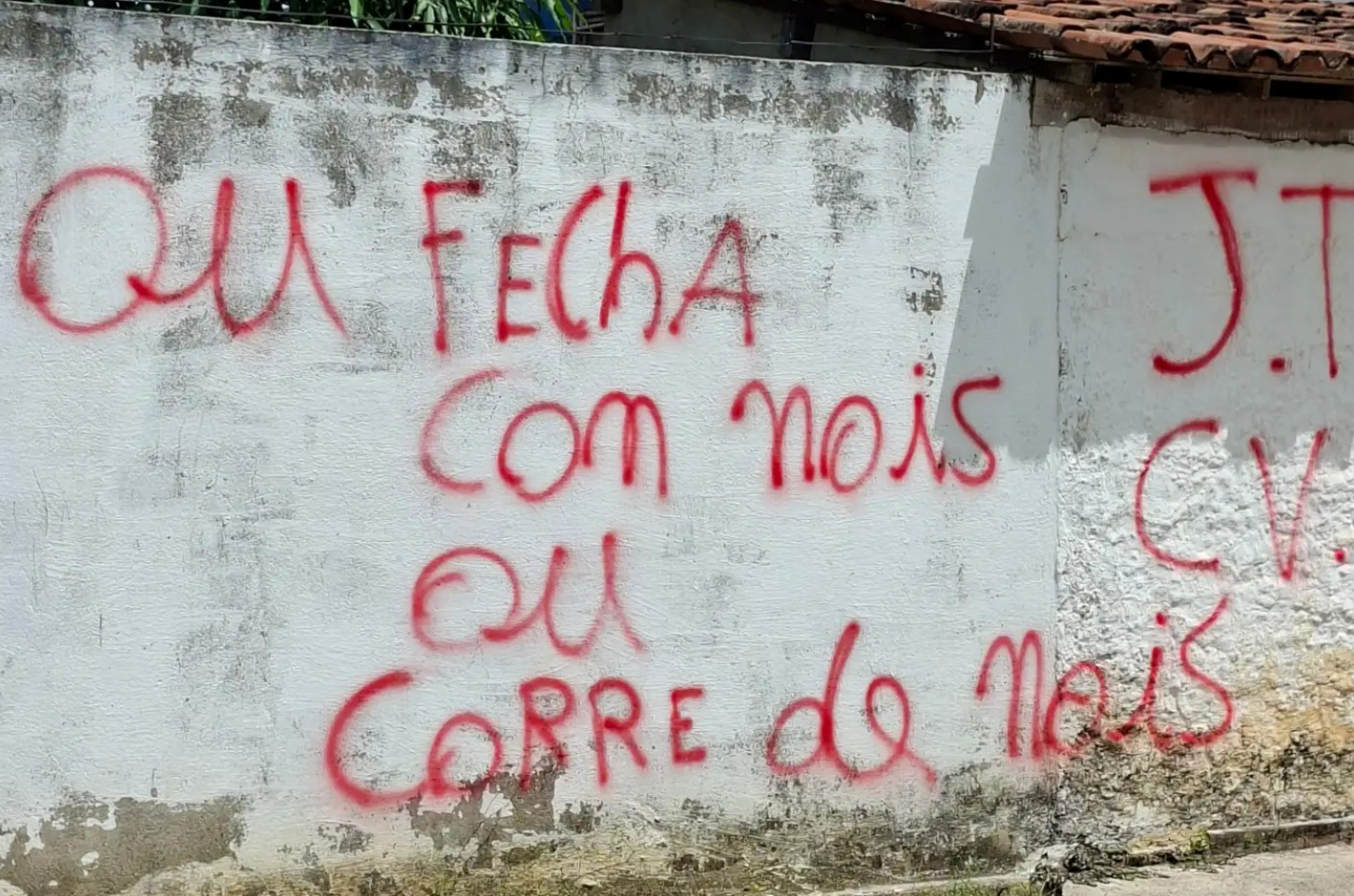 Pichação atribuída ao CV faz ameaças e cita rivais mortos em Coruripe