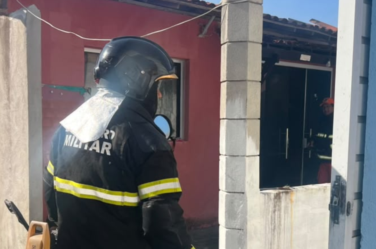 PM atua em incêndio e retira botijão de gás para evitar agravamento das chamas em Penedo
