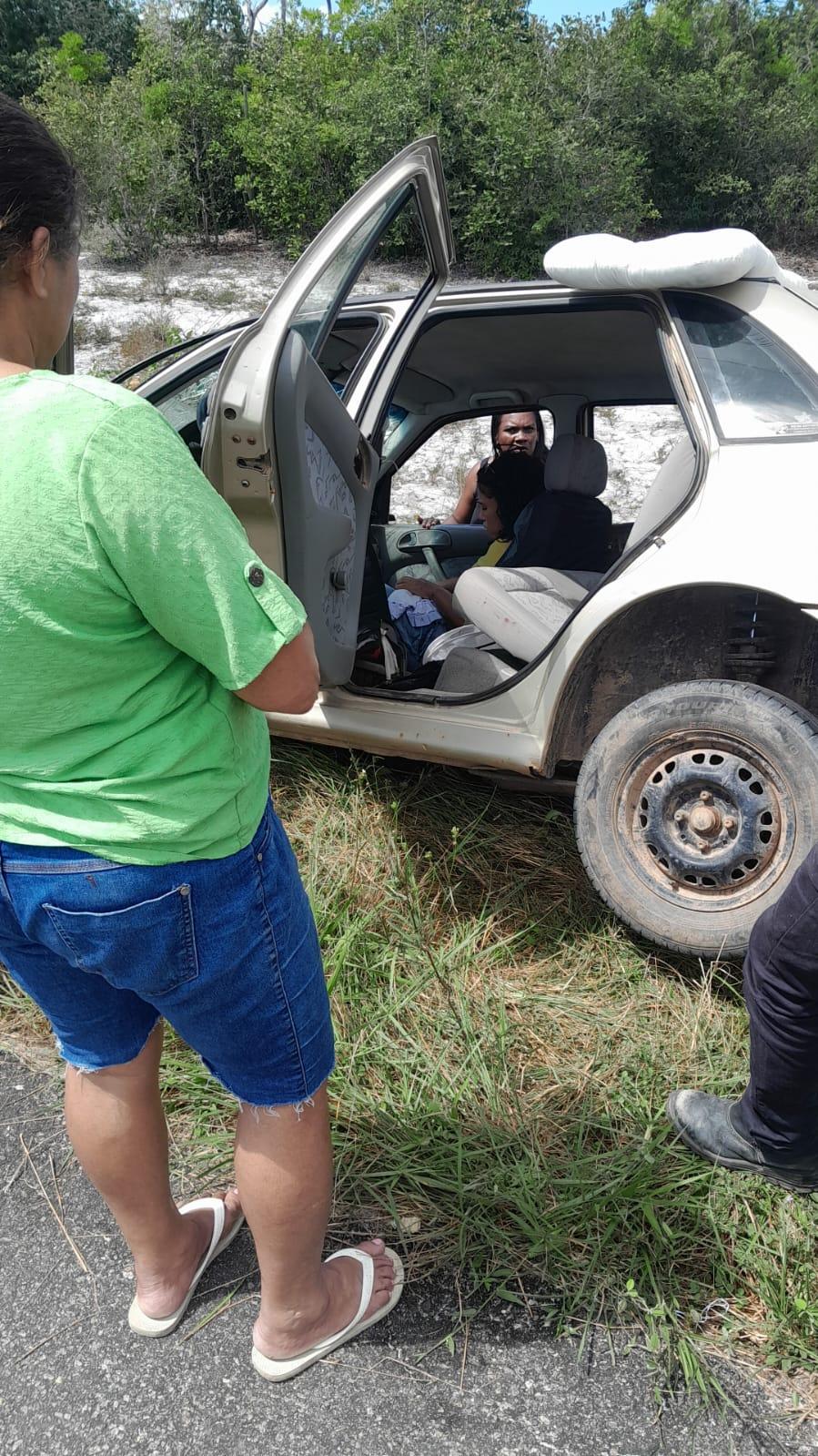 Carro colide com bloco de concreto e homem é encaminhado ao hospital