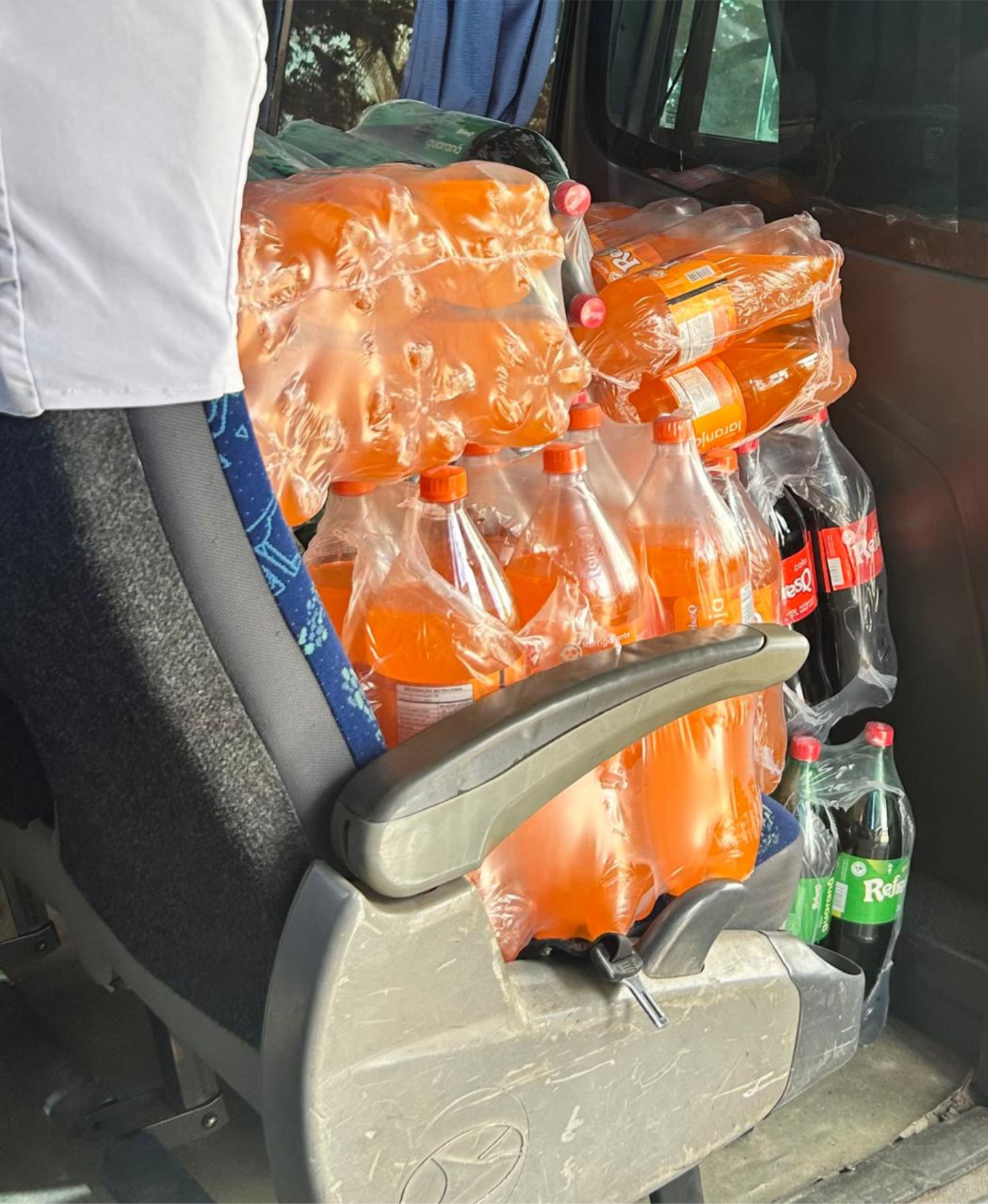 Estudantes Estudantes denunciam uso de ônibus universitário para transporte de mercadorias e cobram fiscalizaçãodenunciam uso de ônibus universitário para transporte de mercadorias e cobram fiscalização