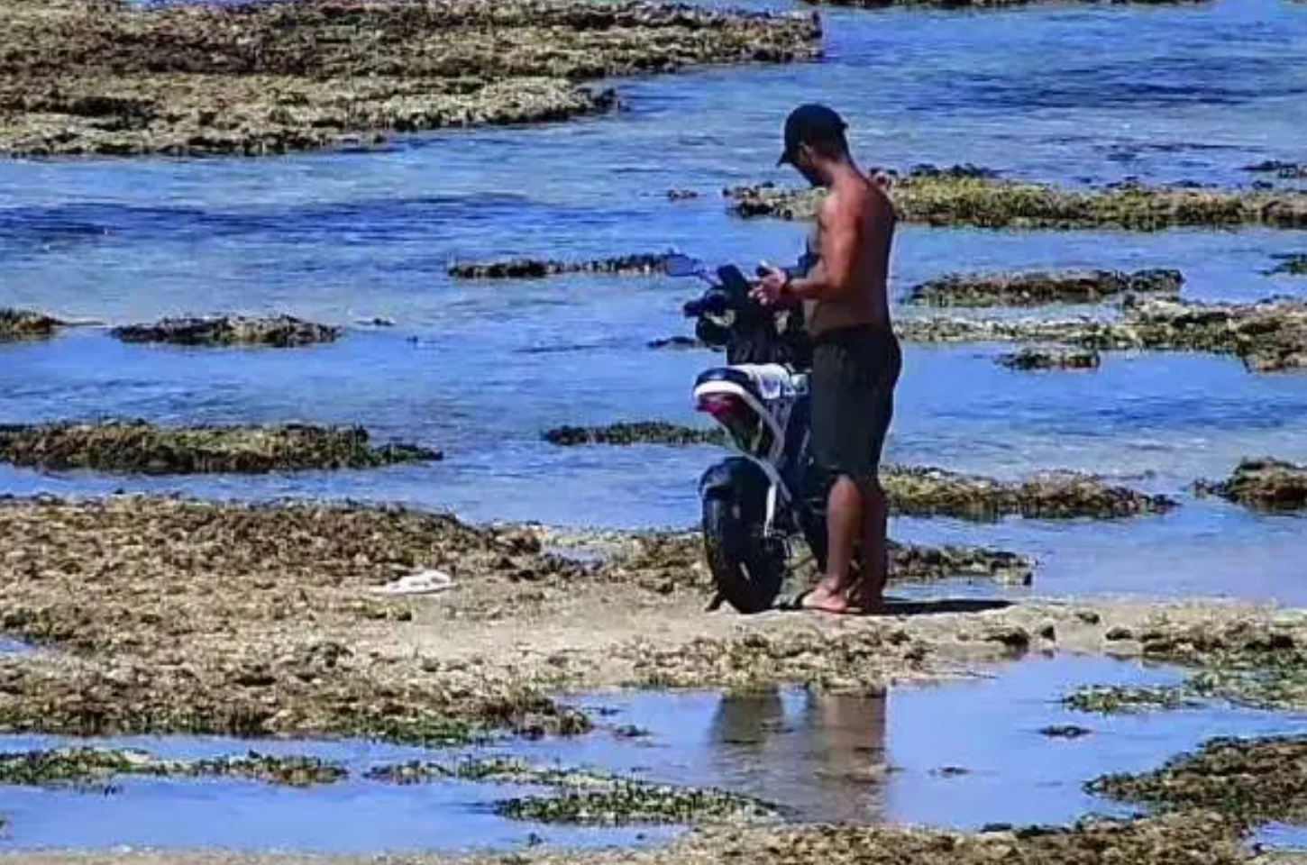 Homem é detido após trafegar com moto elétrica sobre corais na Ponta Verde