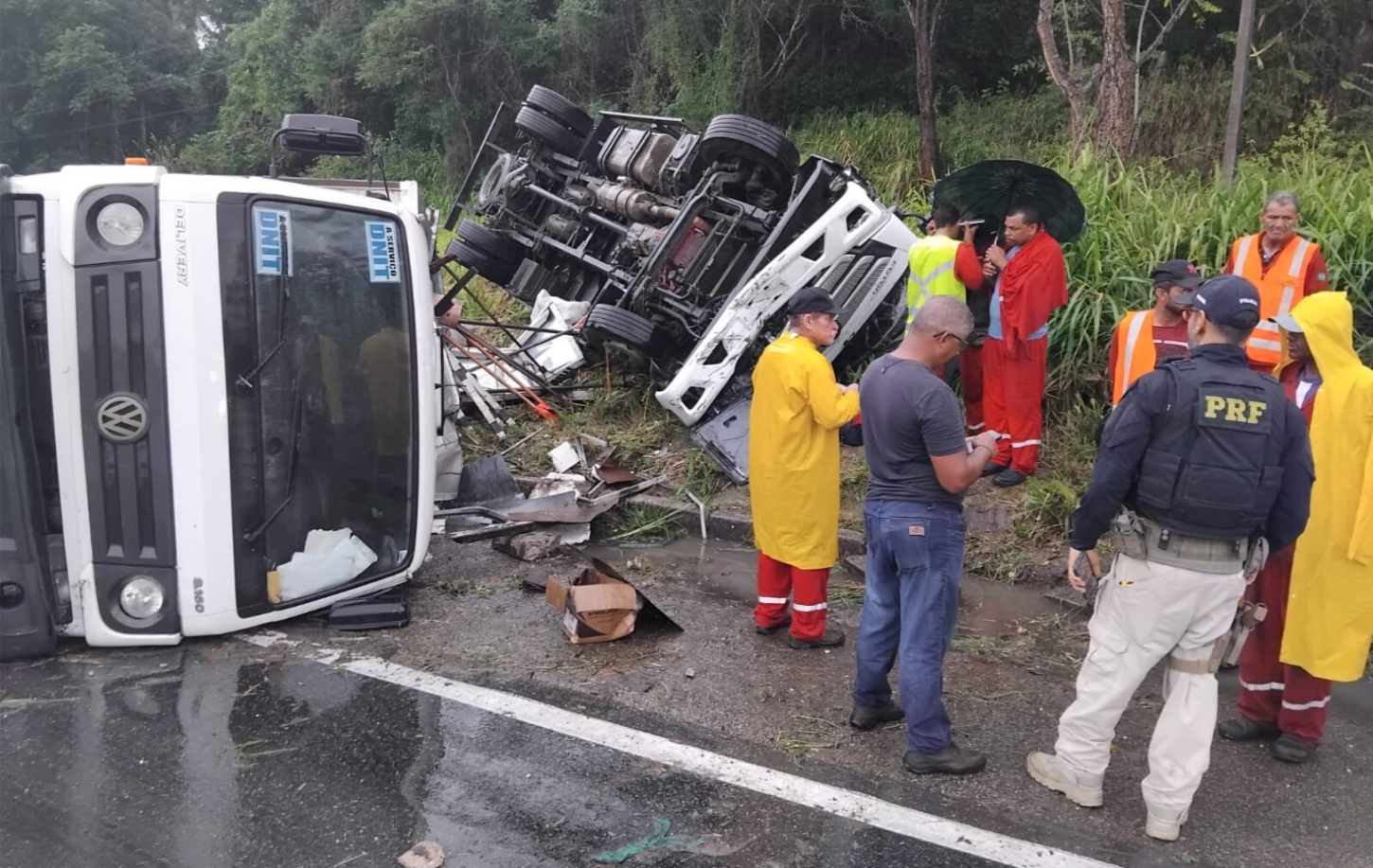 Dois caminhões saem da pista na BR-101 e um motorista fica ferido