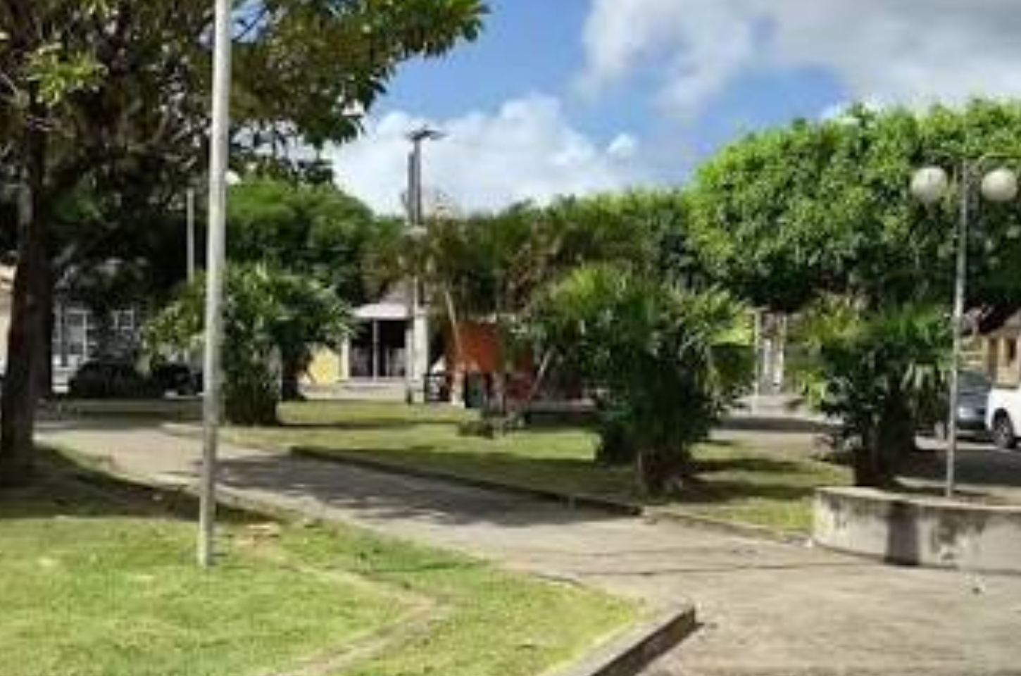 Praça vira “cracolândia” e “motel a céu aberto” Moradores denunciam abandono em Praça Santa Luzia