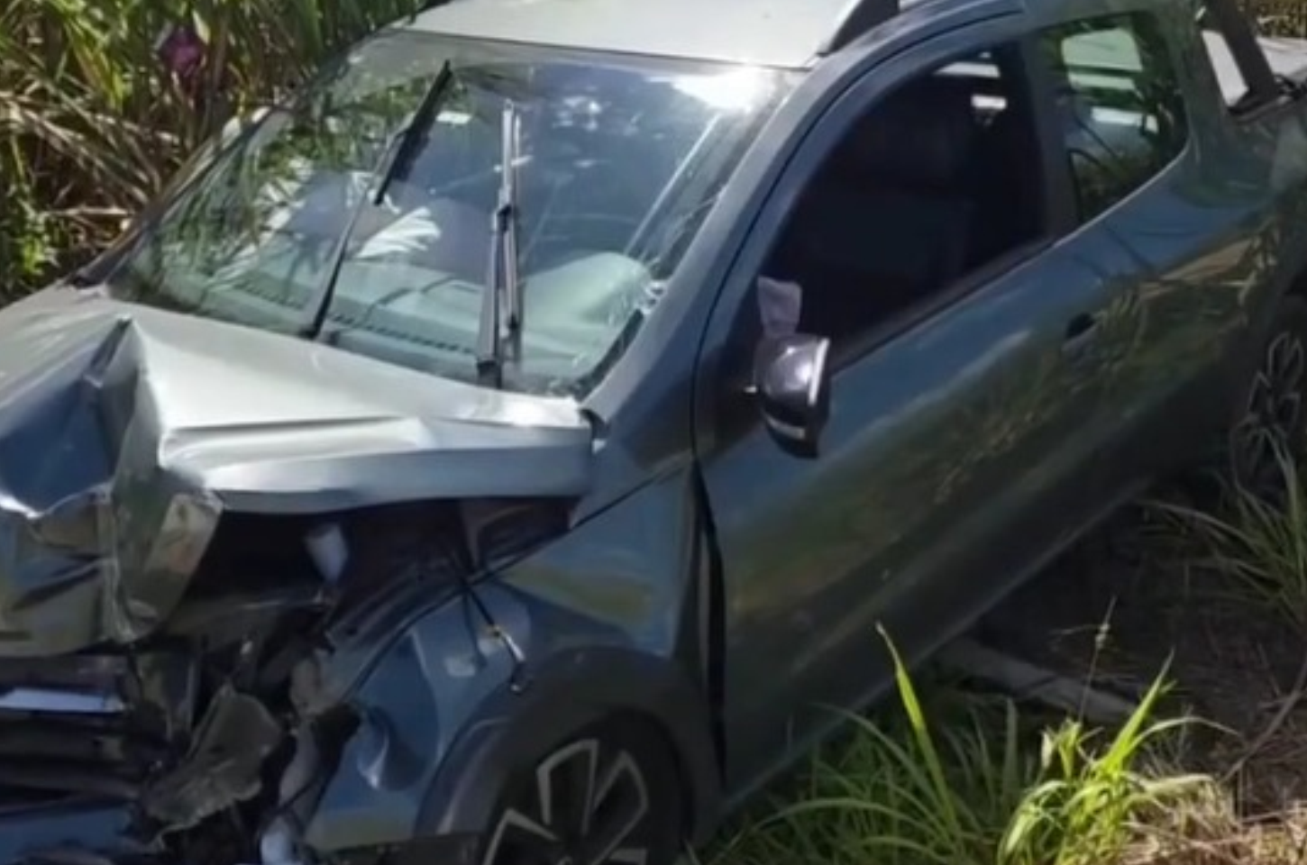 Saveiro colide contra poste na entrada de Pindorama e causa grandes danos ao veículo