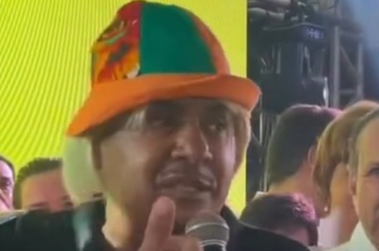 Tiririca brinca com voto e reforça número de campanha