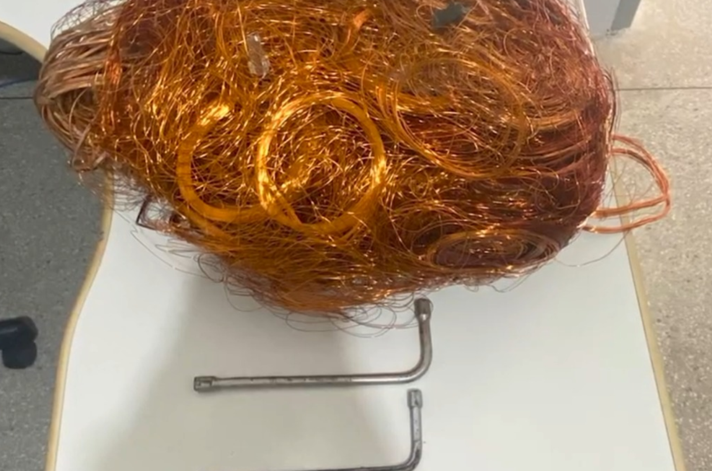 Três homens são presos suspeitos de furtar 17 kg de fios de cobre em Capela