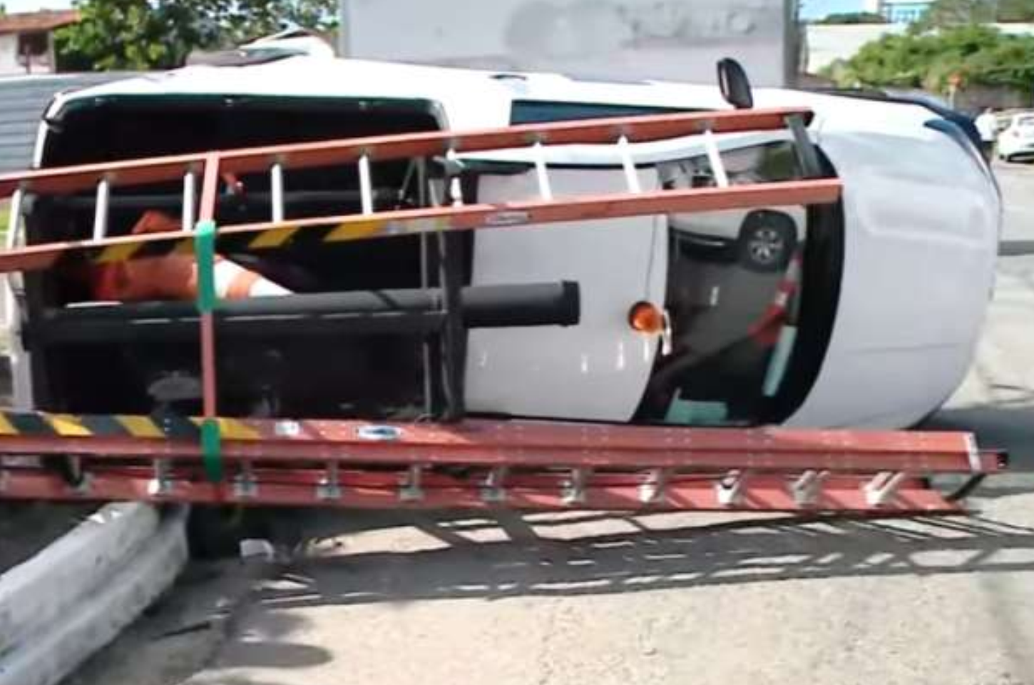 Veículo da Equatorial tomba após ser atingido por picape