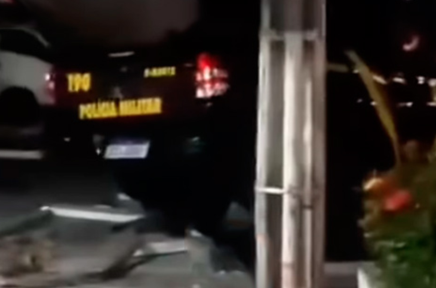 Viatura da PM perde controle e colide com guarita de condomínio em Aracaju
