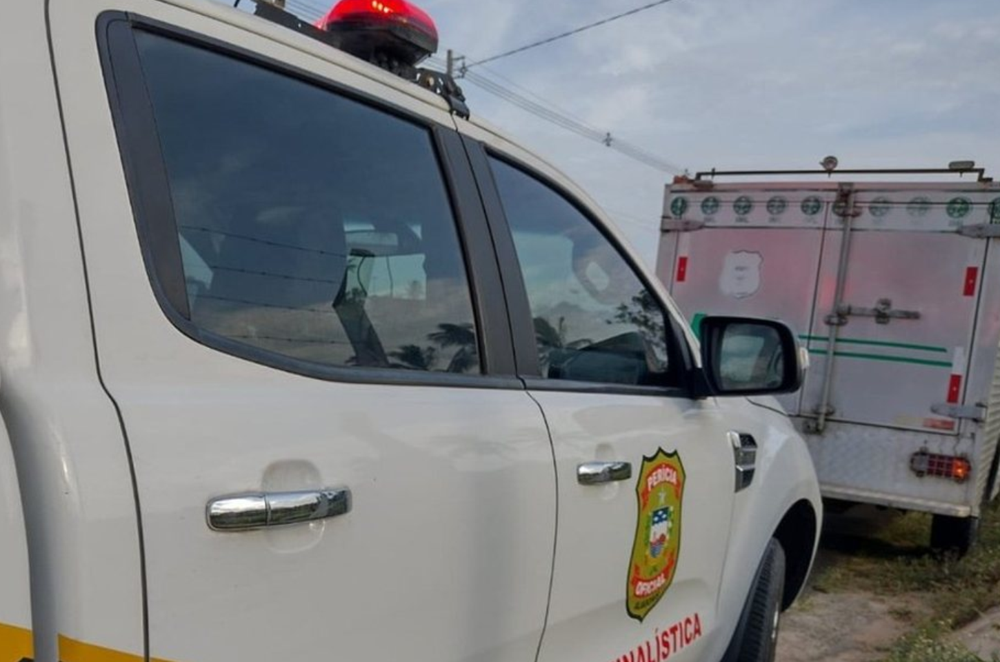 Adolescente é encontrado morto com quatro tiros em terreno baldio no Tabuleiro