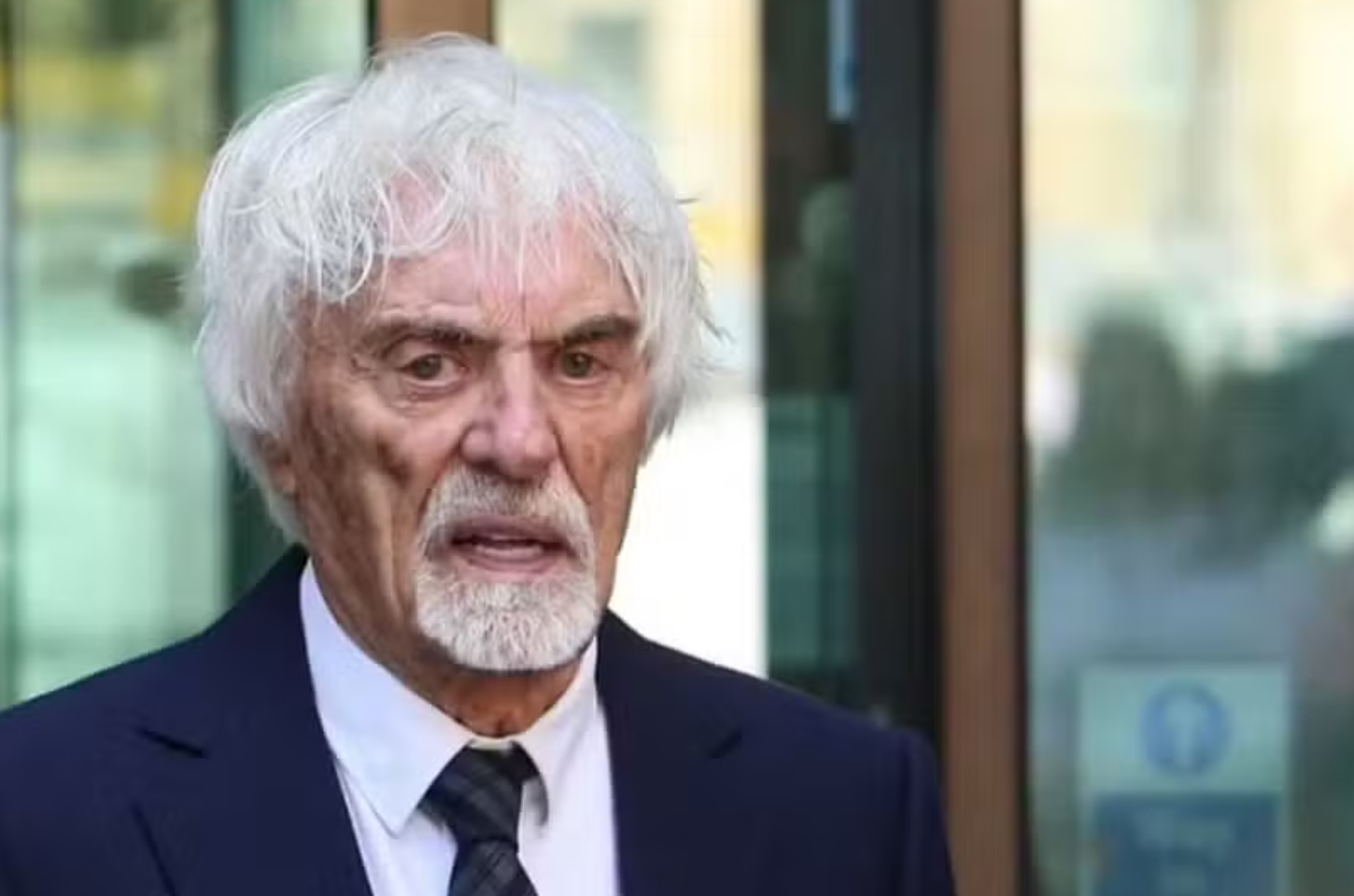 Bernie Ecclestone é detido em Portugal após espingarda ser encontrada em seu jato particular