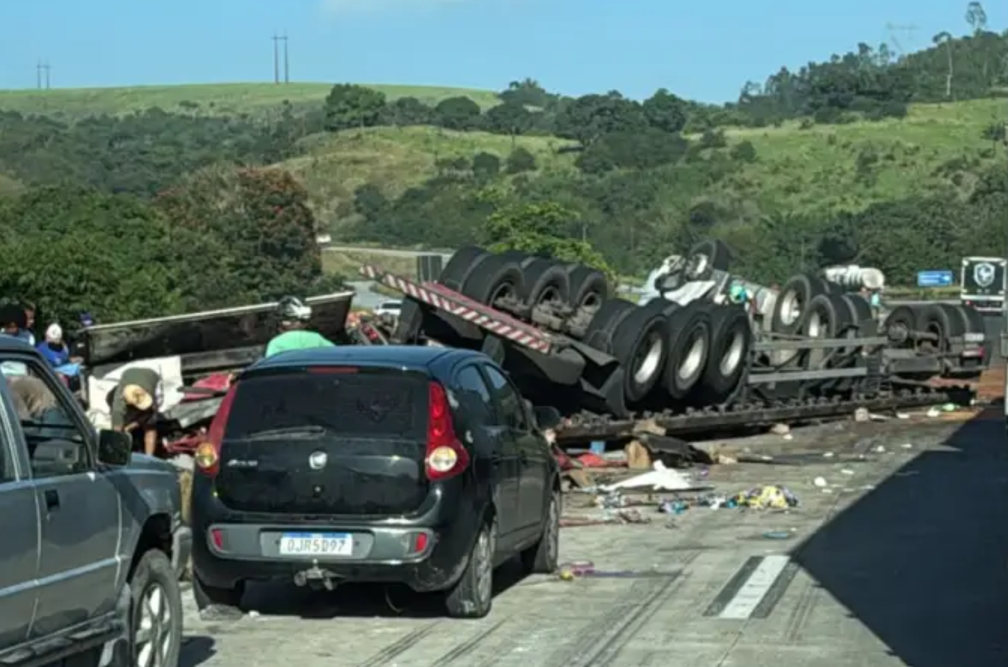 Capotamento de carreta na BR-101 provoca lentidão; motorista fica ferido