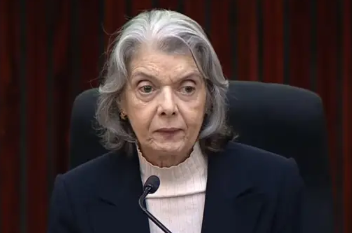 Cármen Lúcia diz estar “envergonhada” com crise no STF e pede desculpas ao país